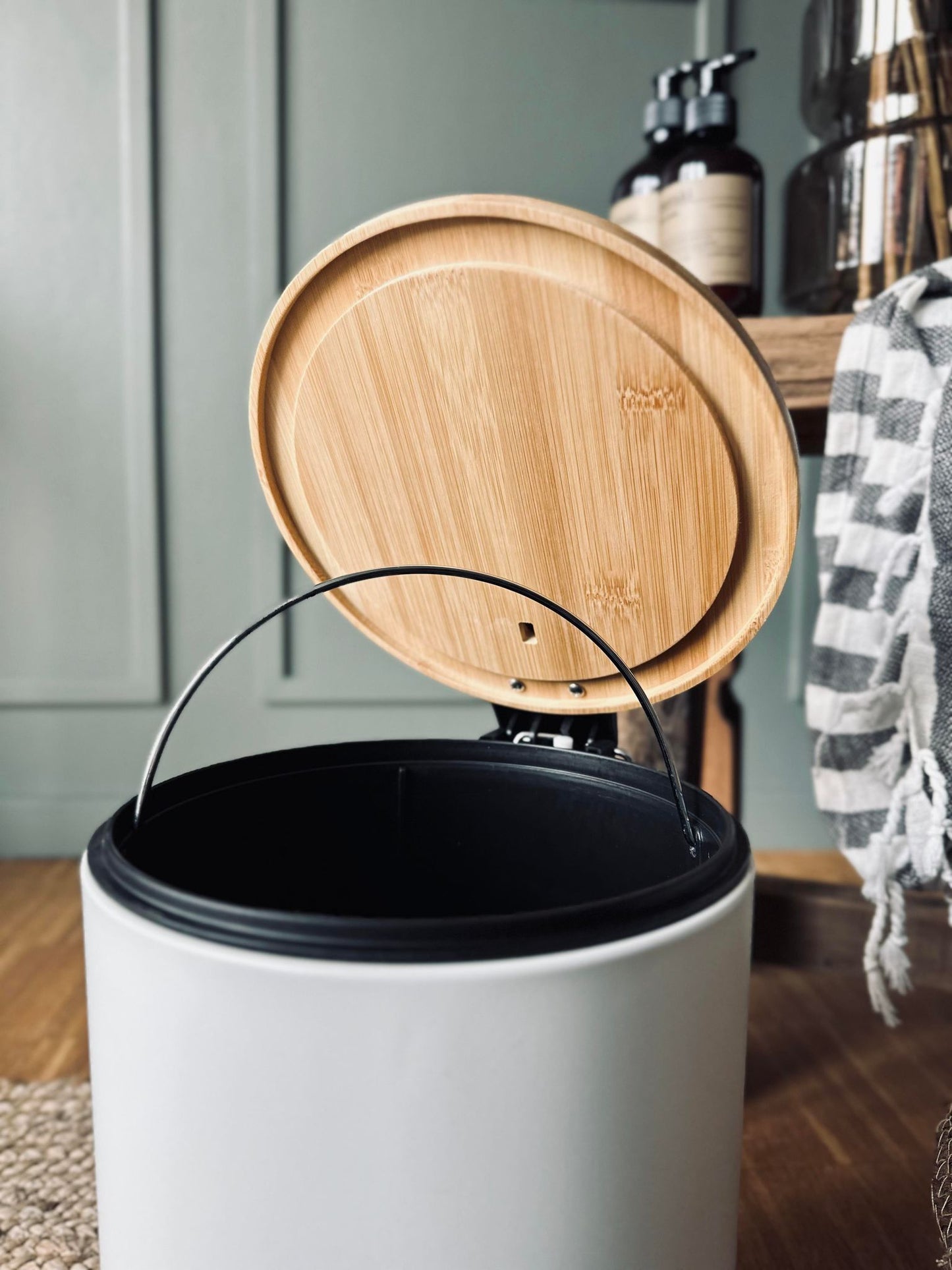 Toiletspand med bambus låg – Hvid lille - VIAMAJA.DK