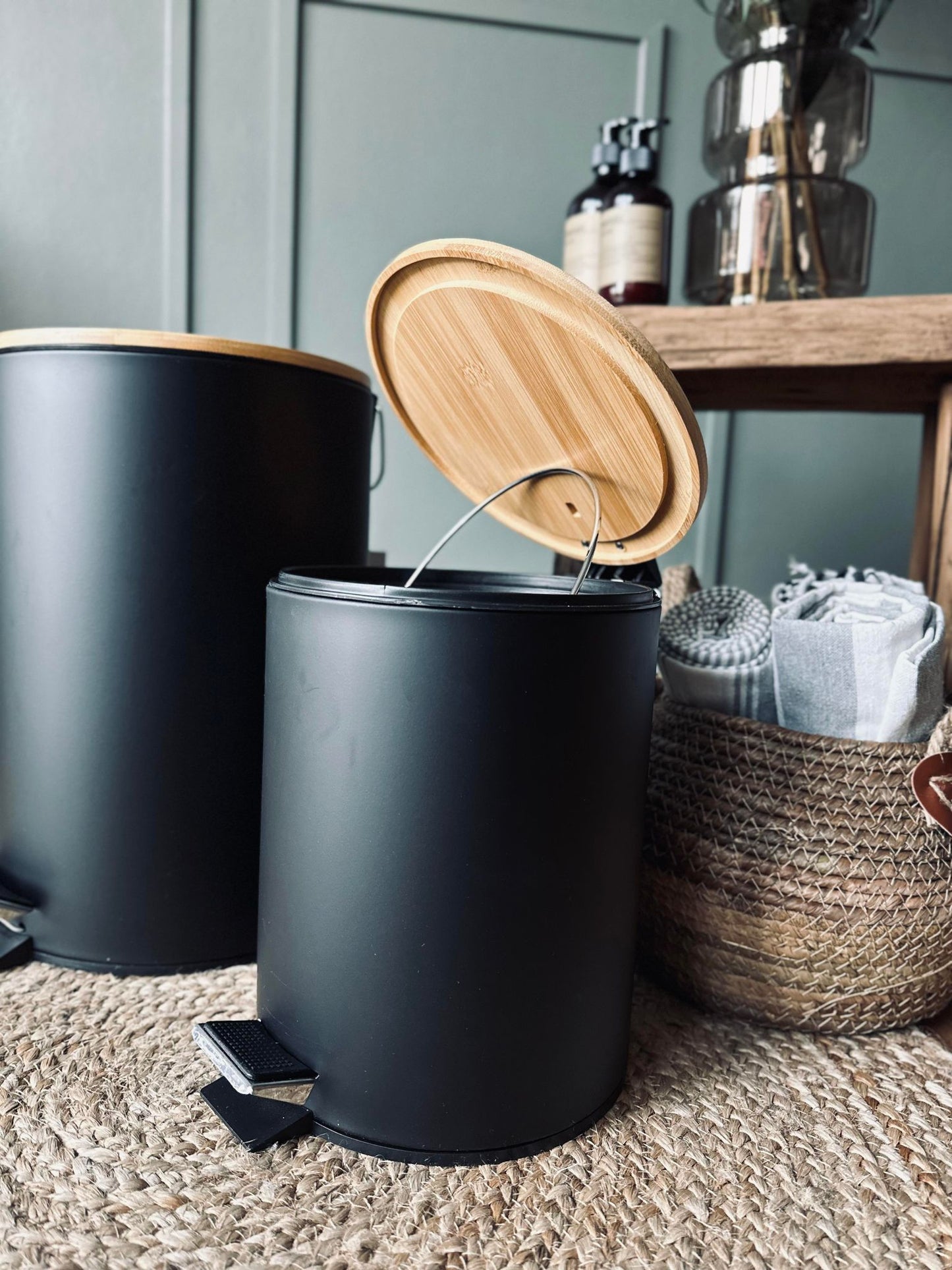 Toiletspand med bambus låg – Sort mellem - VIAMAJA.DK