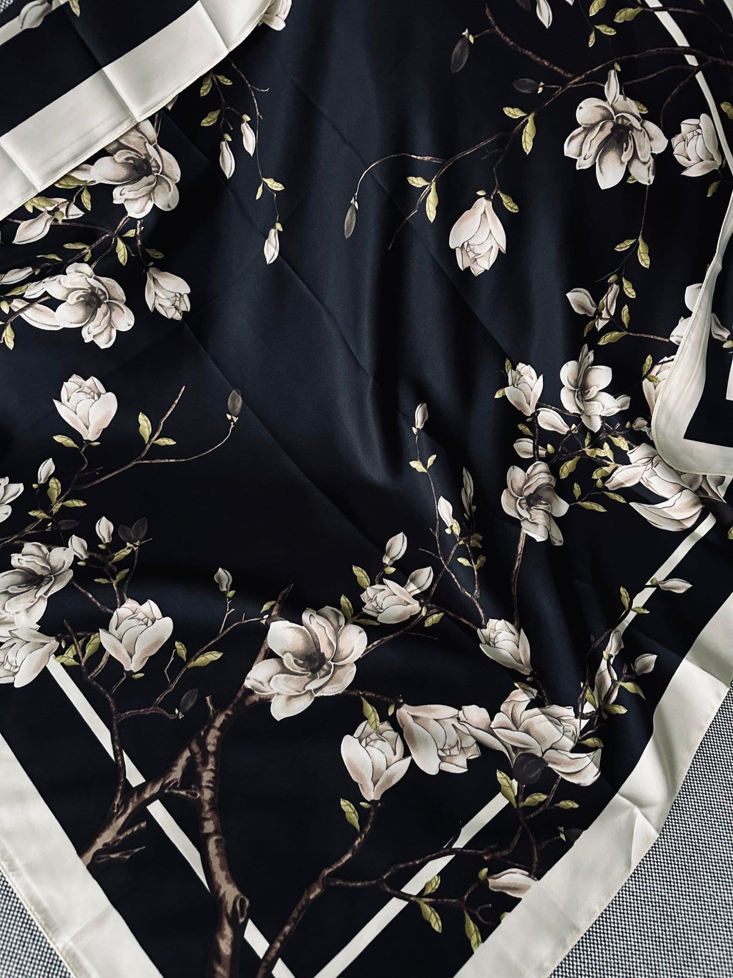 Tørklæde – Magnolia black 90×90 - VIAMAJA.DK
