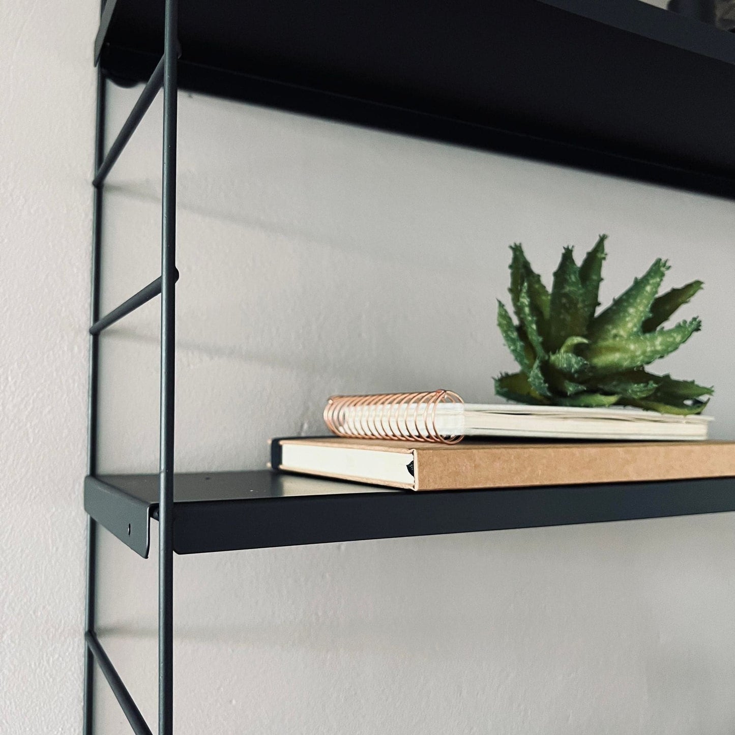 Væghylde m/3 hylder - sort metal - VIAMAJA.DK