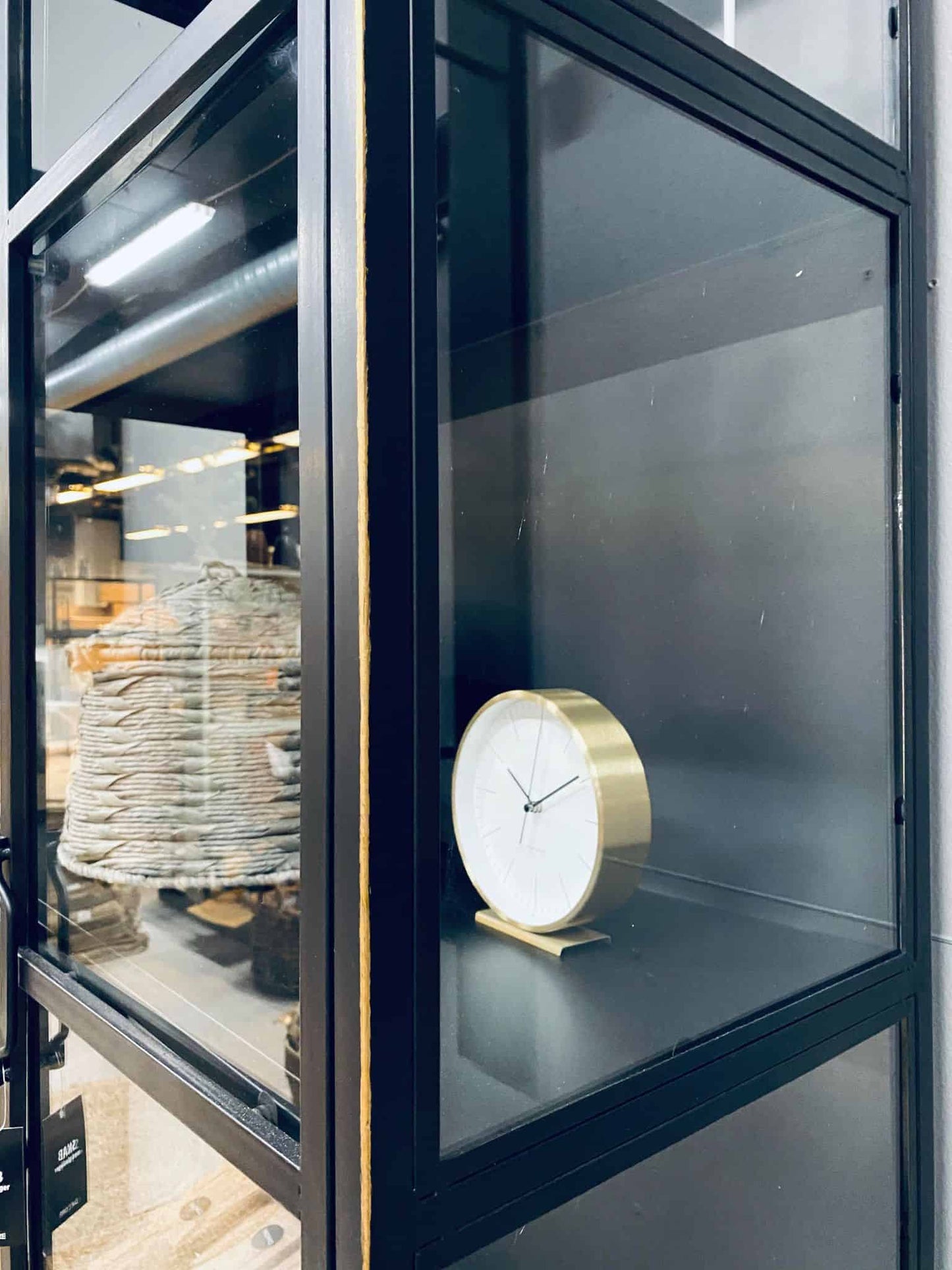 Vitrineskab med glas sider - SKAL AFHENTES - VIAMAJA.DK