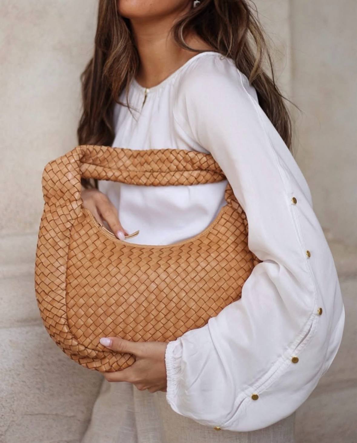 Elegant håndflettet skuldertaske - Sand