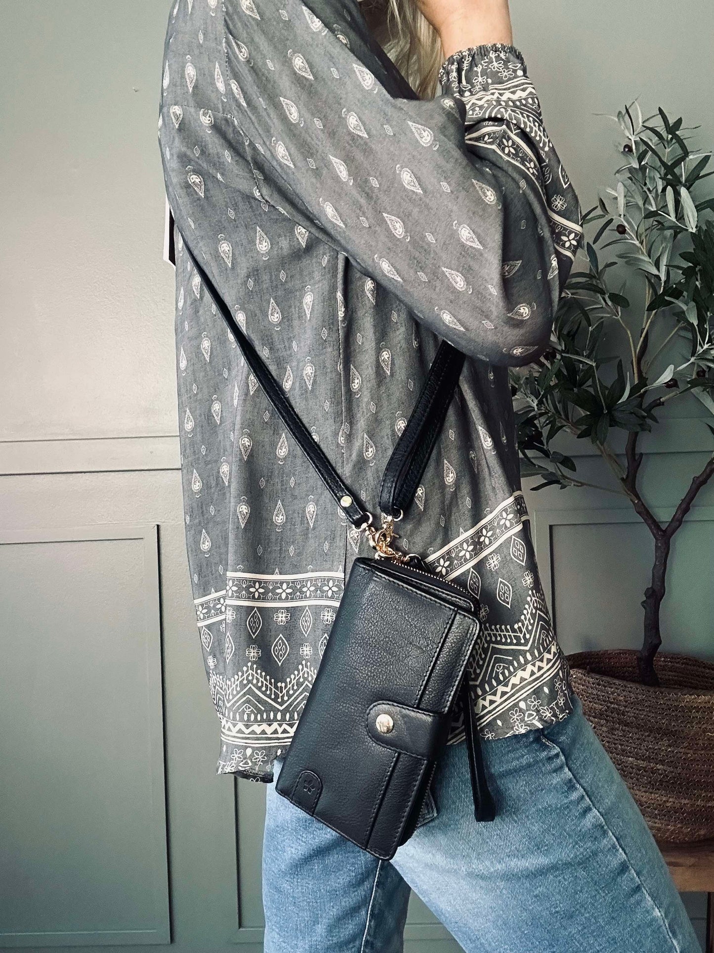 Clutch Posh – Black / Gold