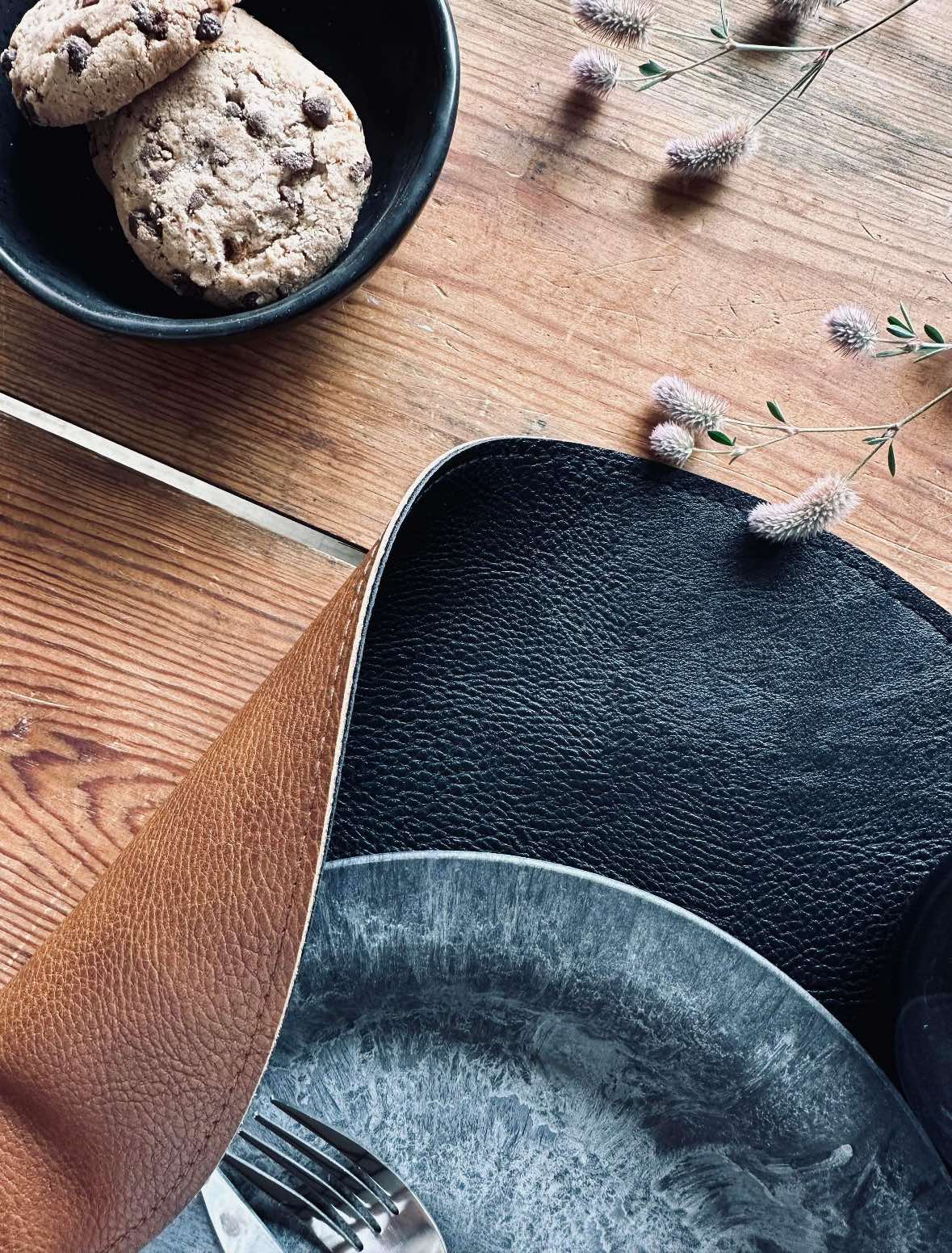 Dækkeserviet Rund – Vendbar Cognac / Sort