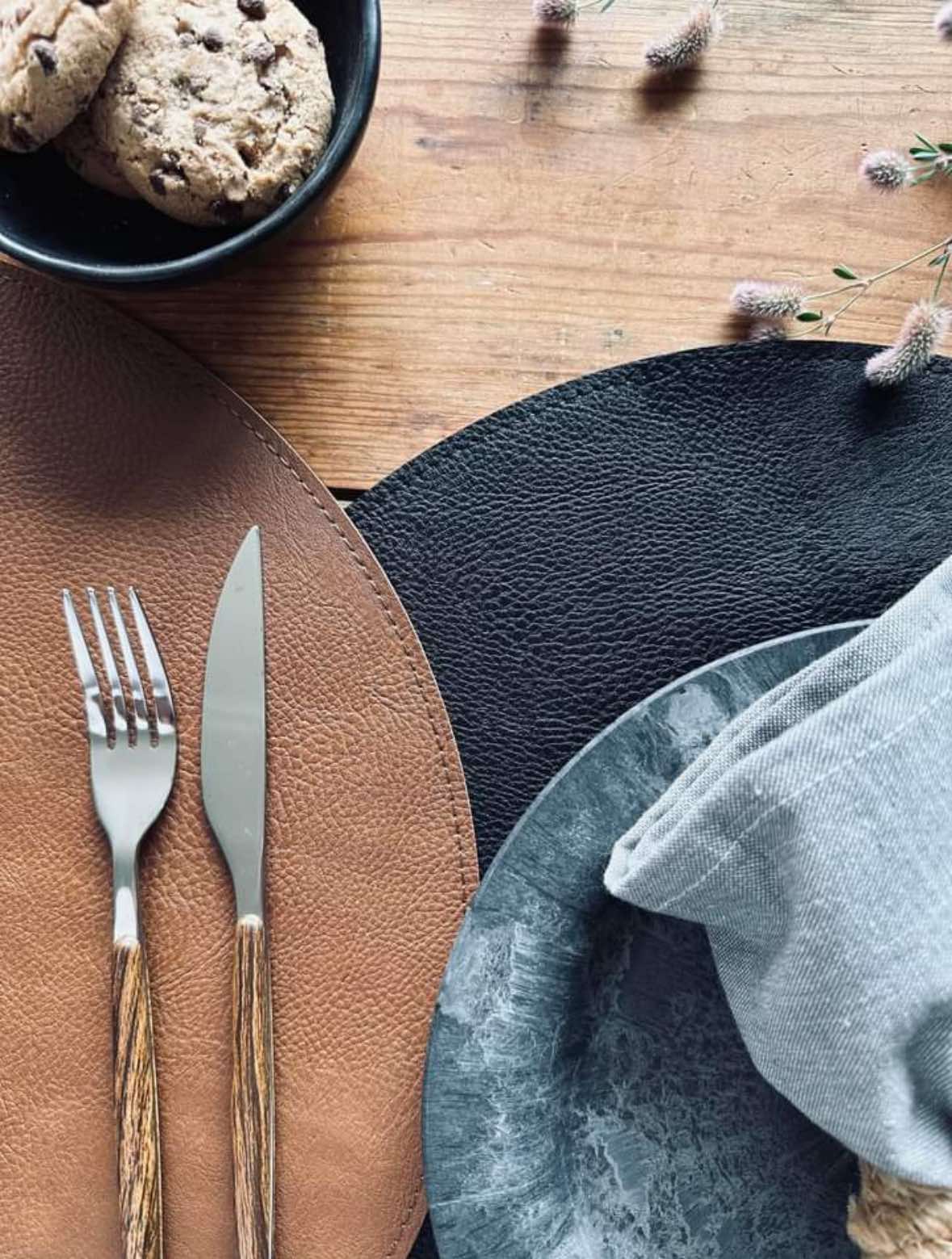 Dækkeserviet Rund – Vendbar Cognac / Sort