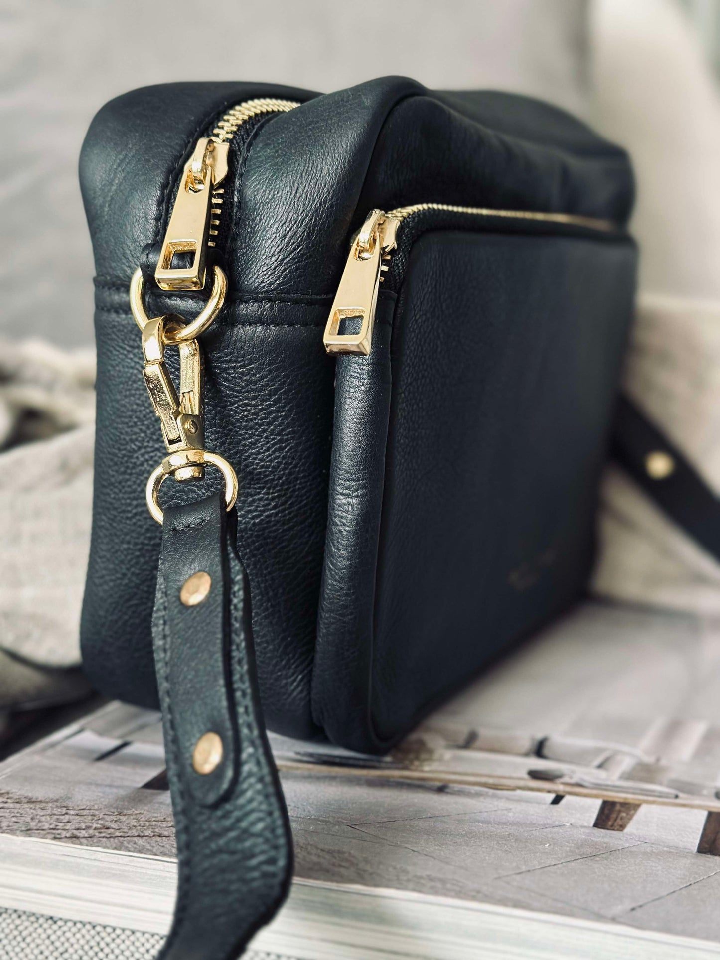 Crossover Aigo black / gold - Big