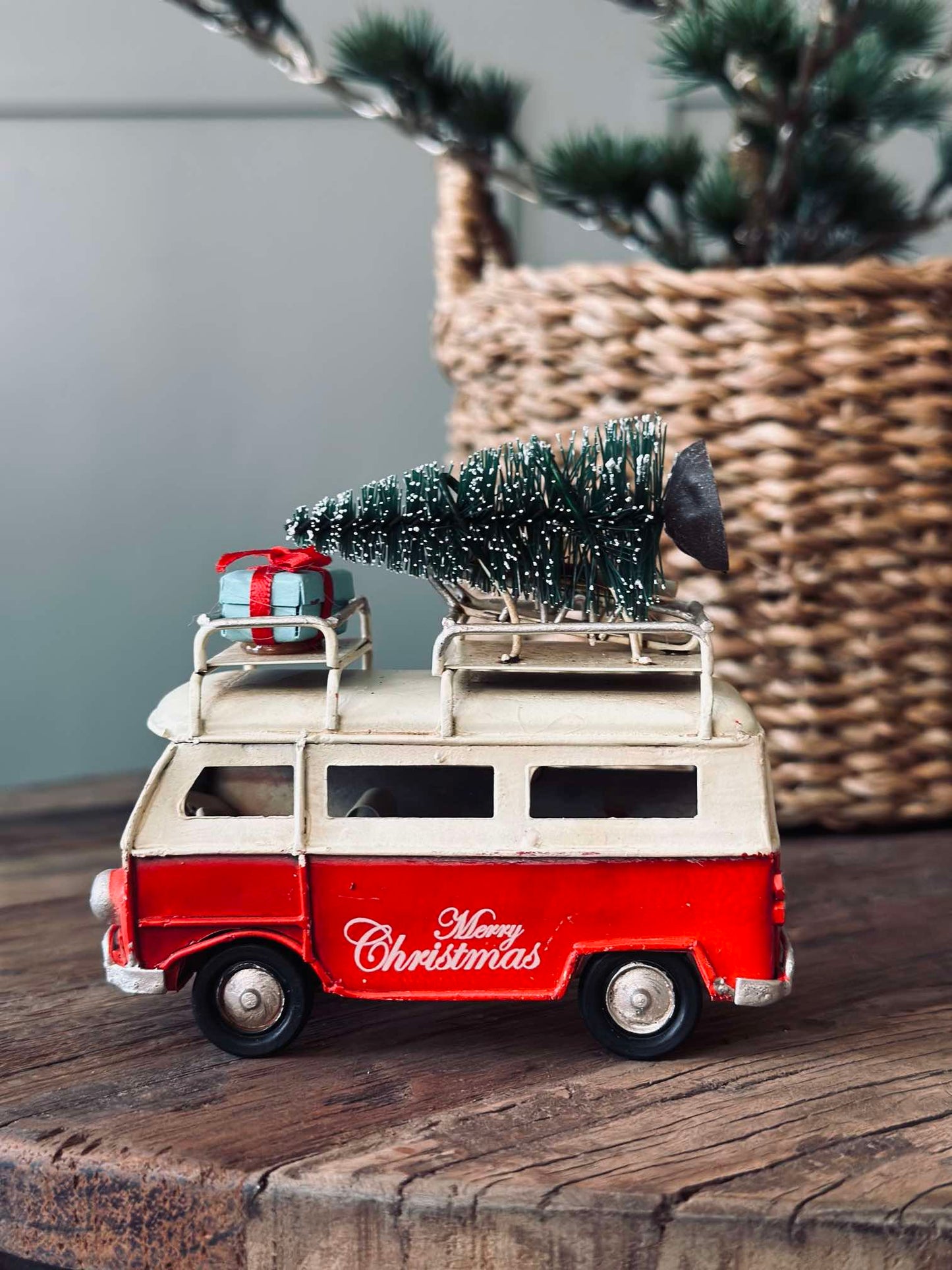 Bil med juletræ og gaver