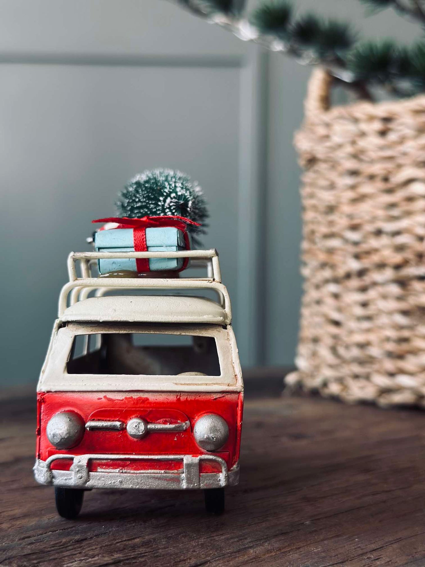 Bil med juletræ og gaver