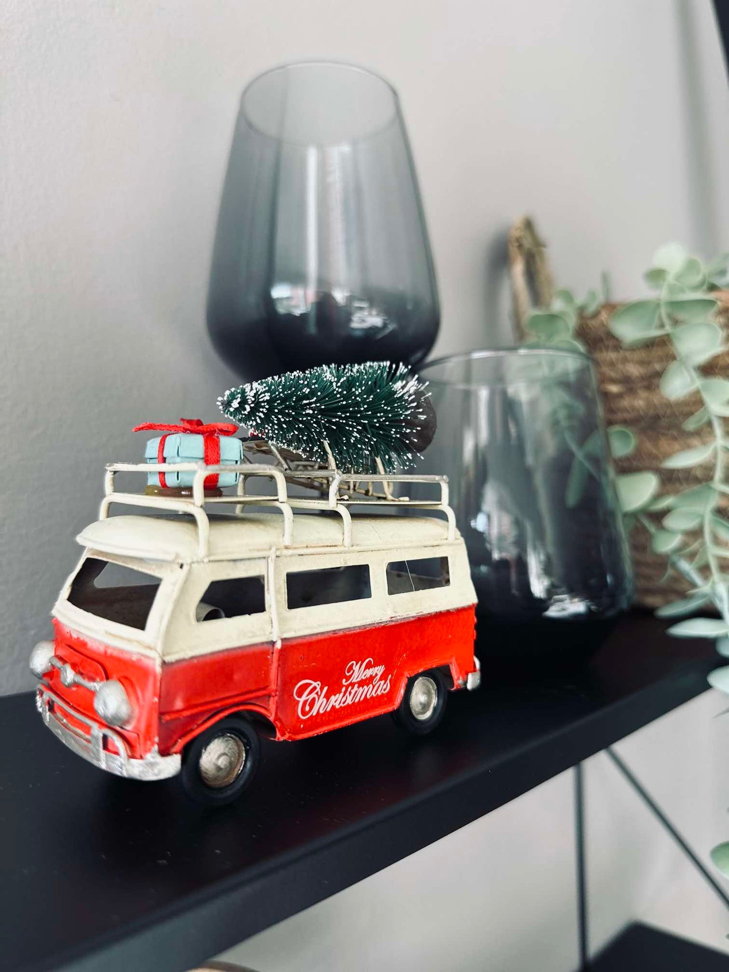 Bil med juletræ og gaver