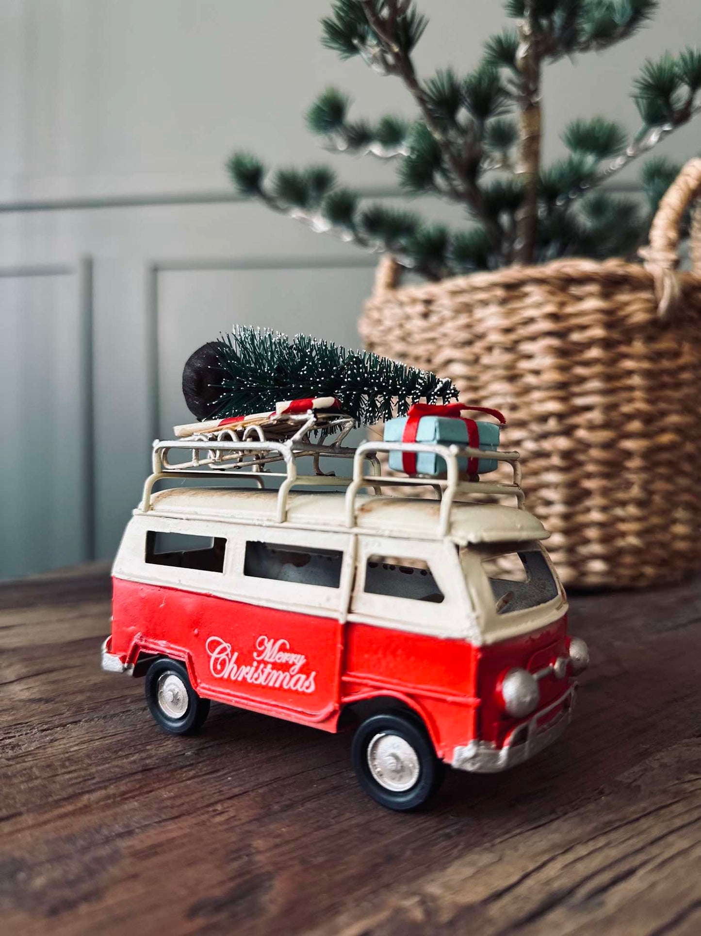 Bil med juletræ og gaver
