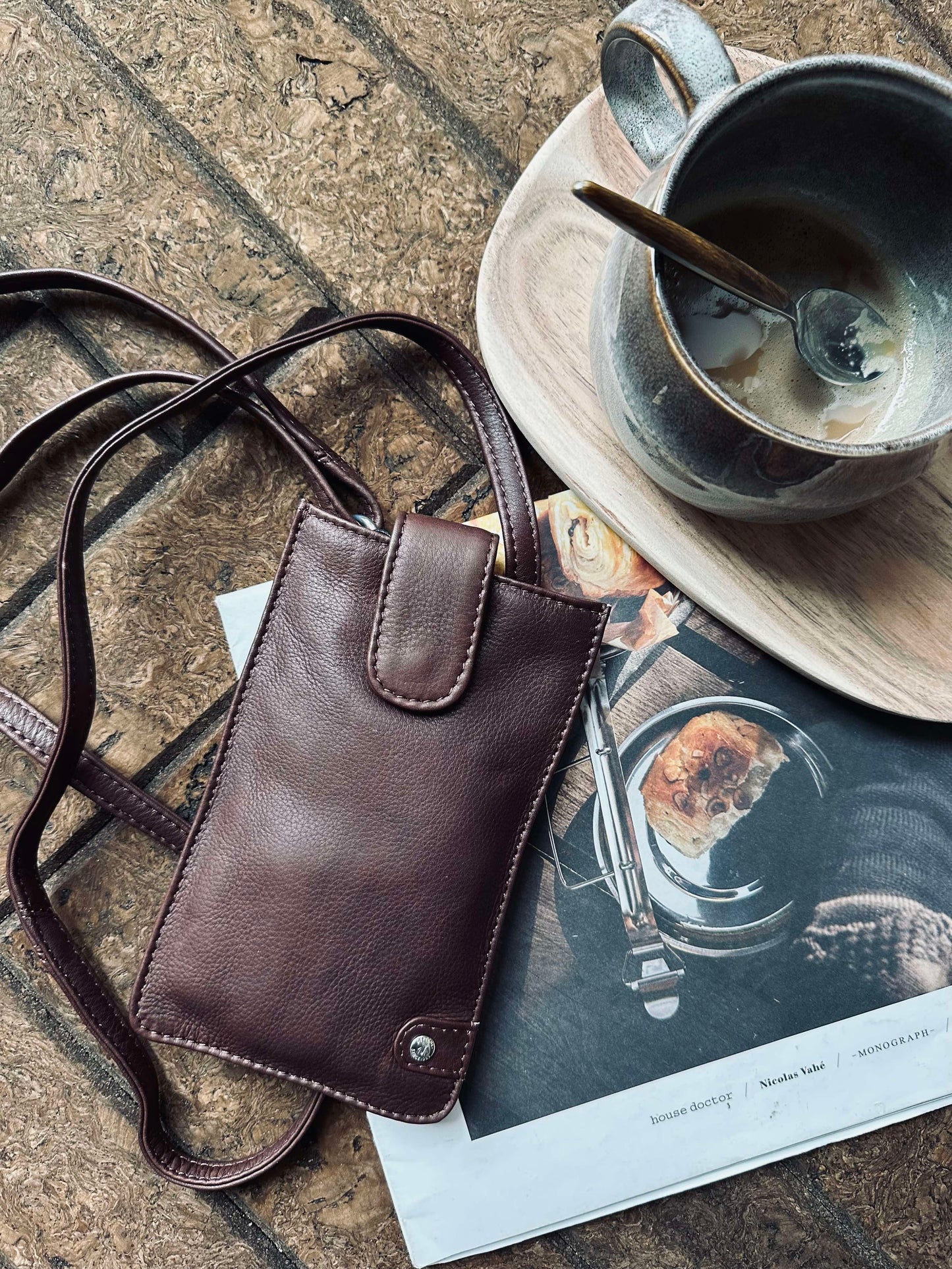 Mobiltaske Small Aura Dark Brown