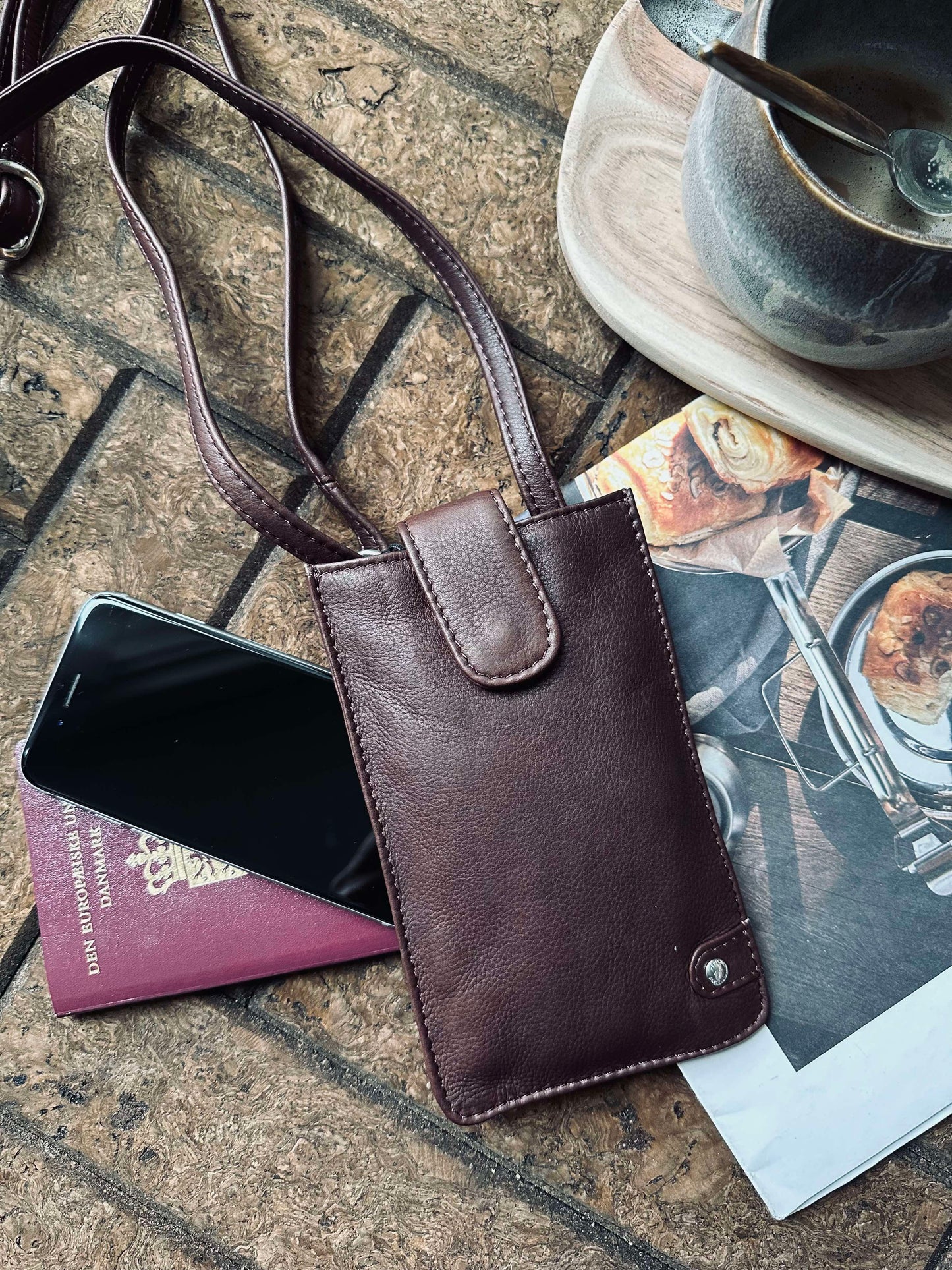 Mobiltaske Small Aura Dark Brown