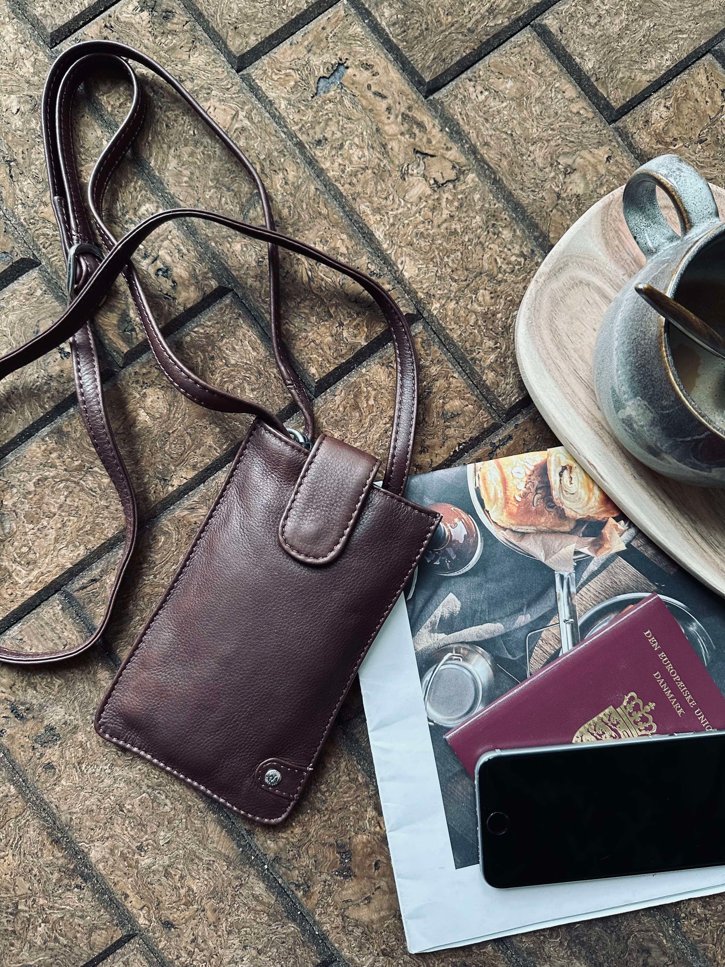 Mobiltaske Small Aura Dark Brown