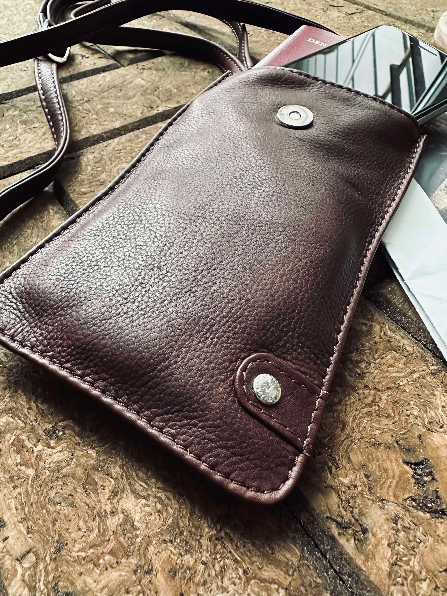 Mobiltaske Small Aura Dark Brown