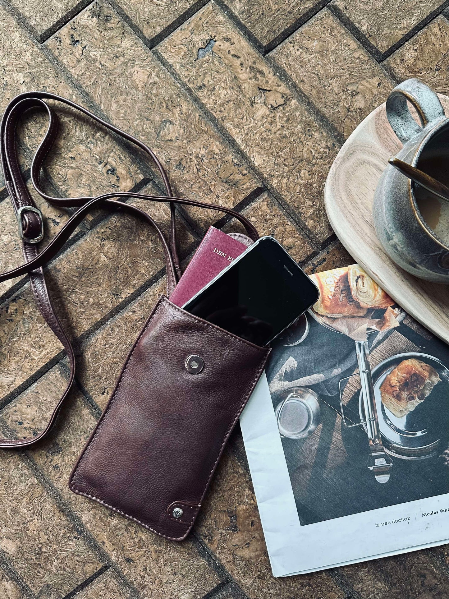 Mobiltaske Small Aura Dark Brown