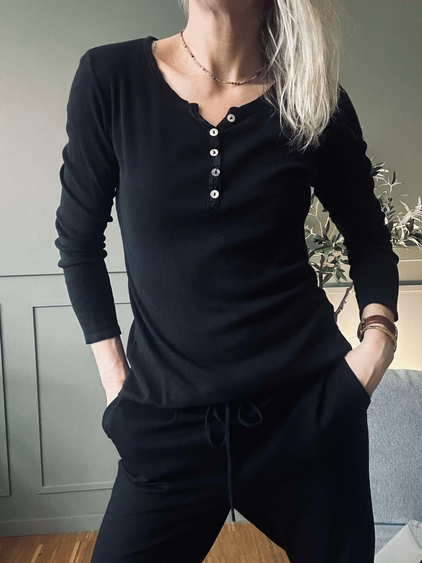 Basis bluse med knapper – ´Black