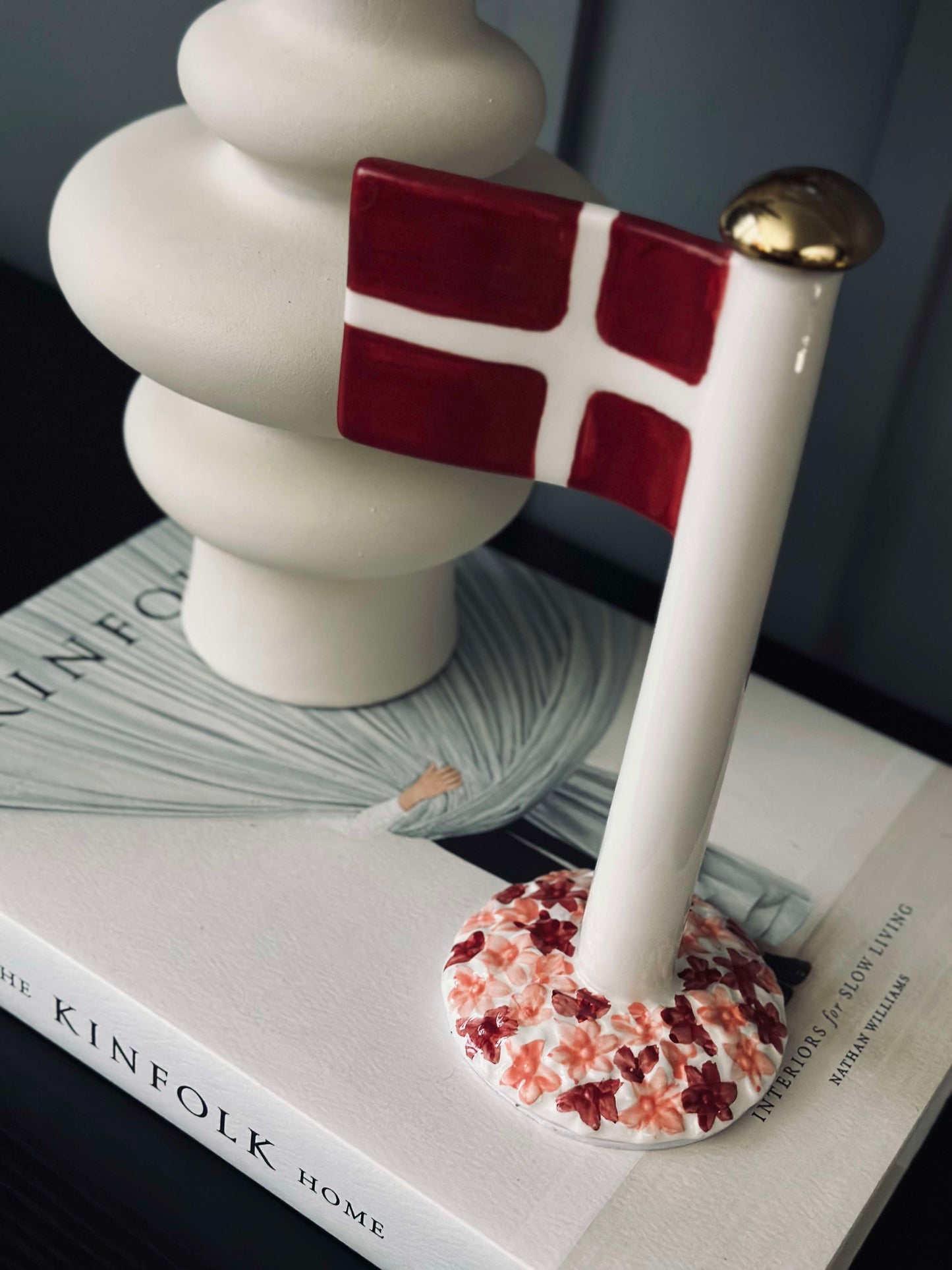 Flag keramik – Dannebrog m. Rosa fod