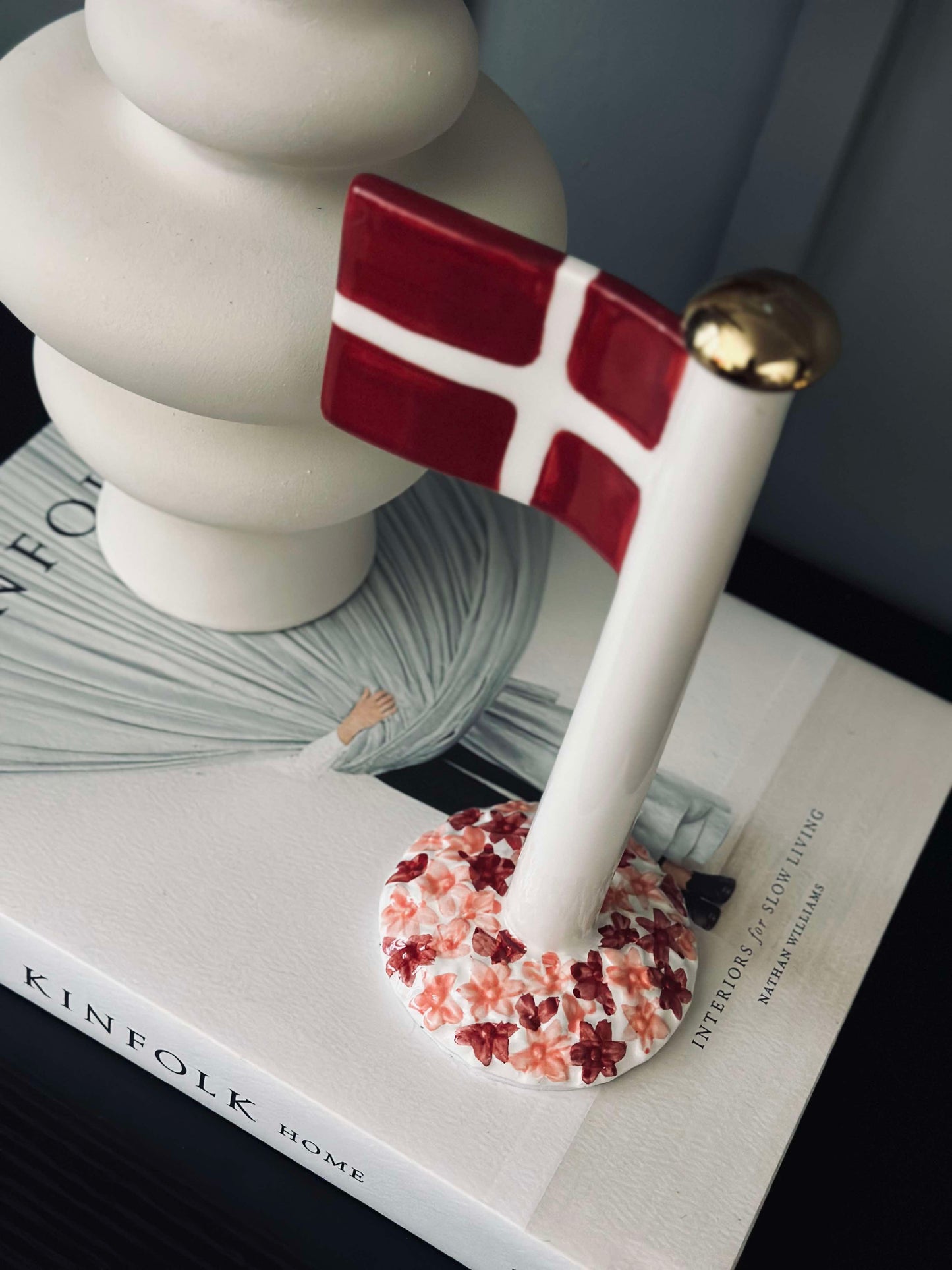 Flag keramik – Dannebrog m. Rosa fod