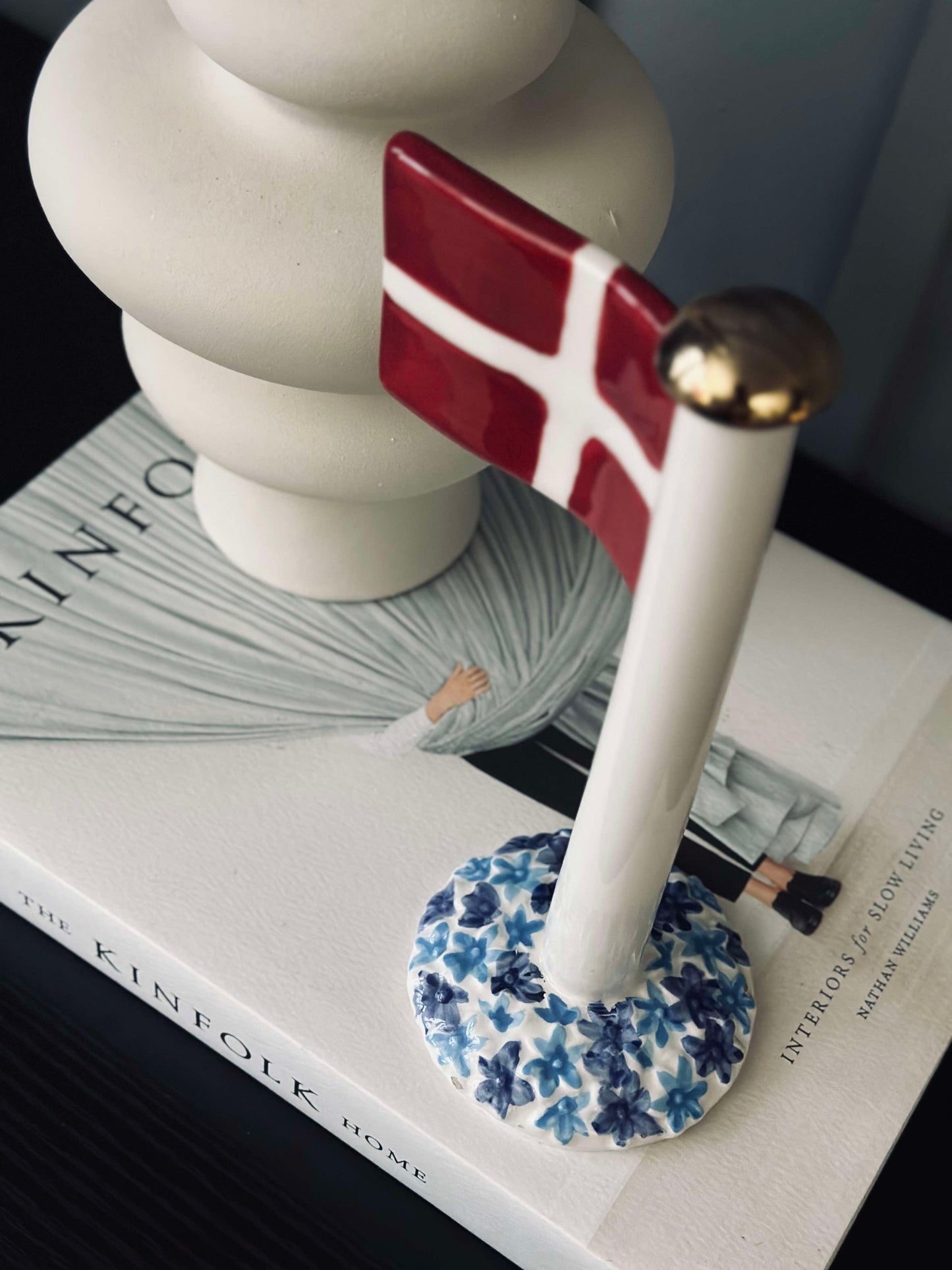 Flag keramik – Dannebrog m. blå fod