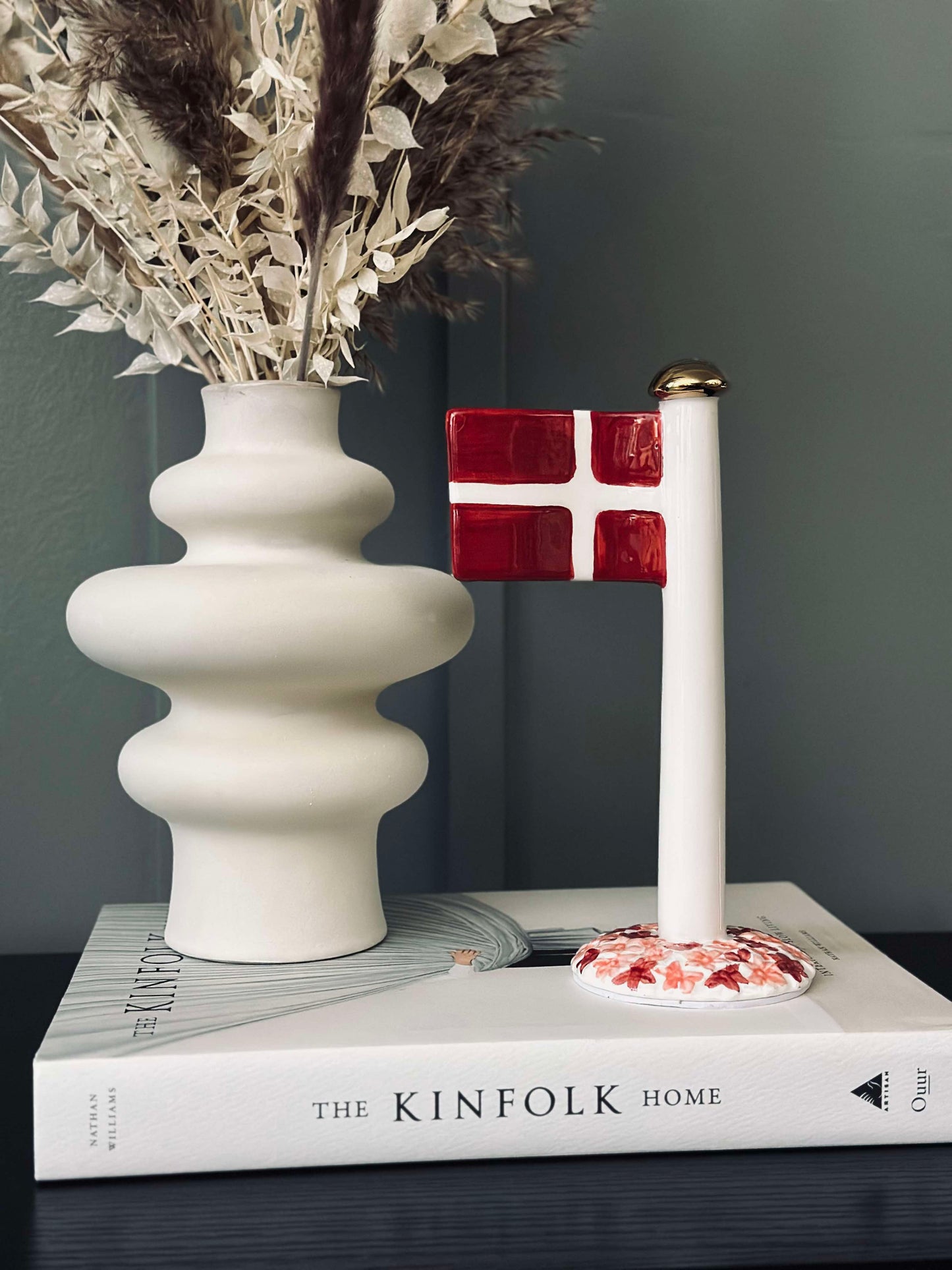 Flag keramik – Dannebrog m. Rosa fod