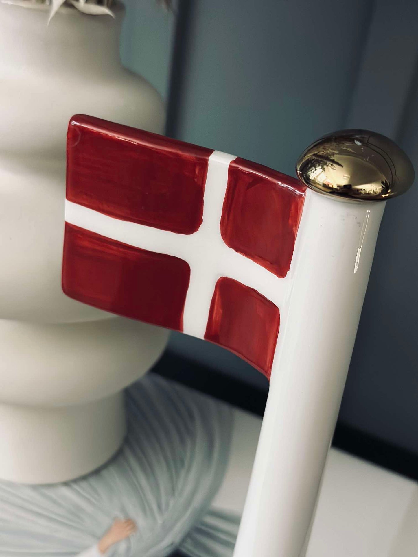 Flag keramik – Dannebrog m. Rosa fod