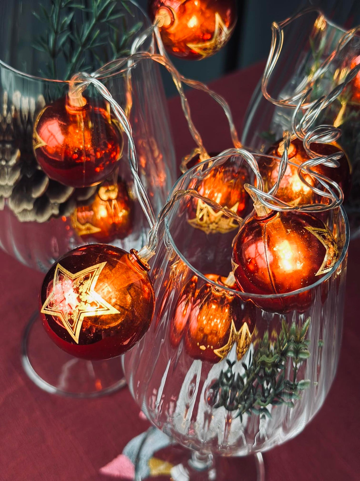 Lyskæde med små julekugler