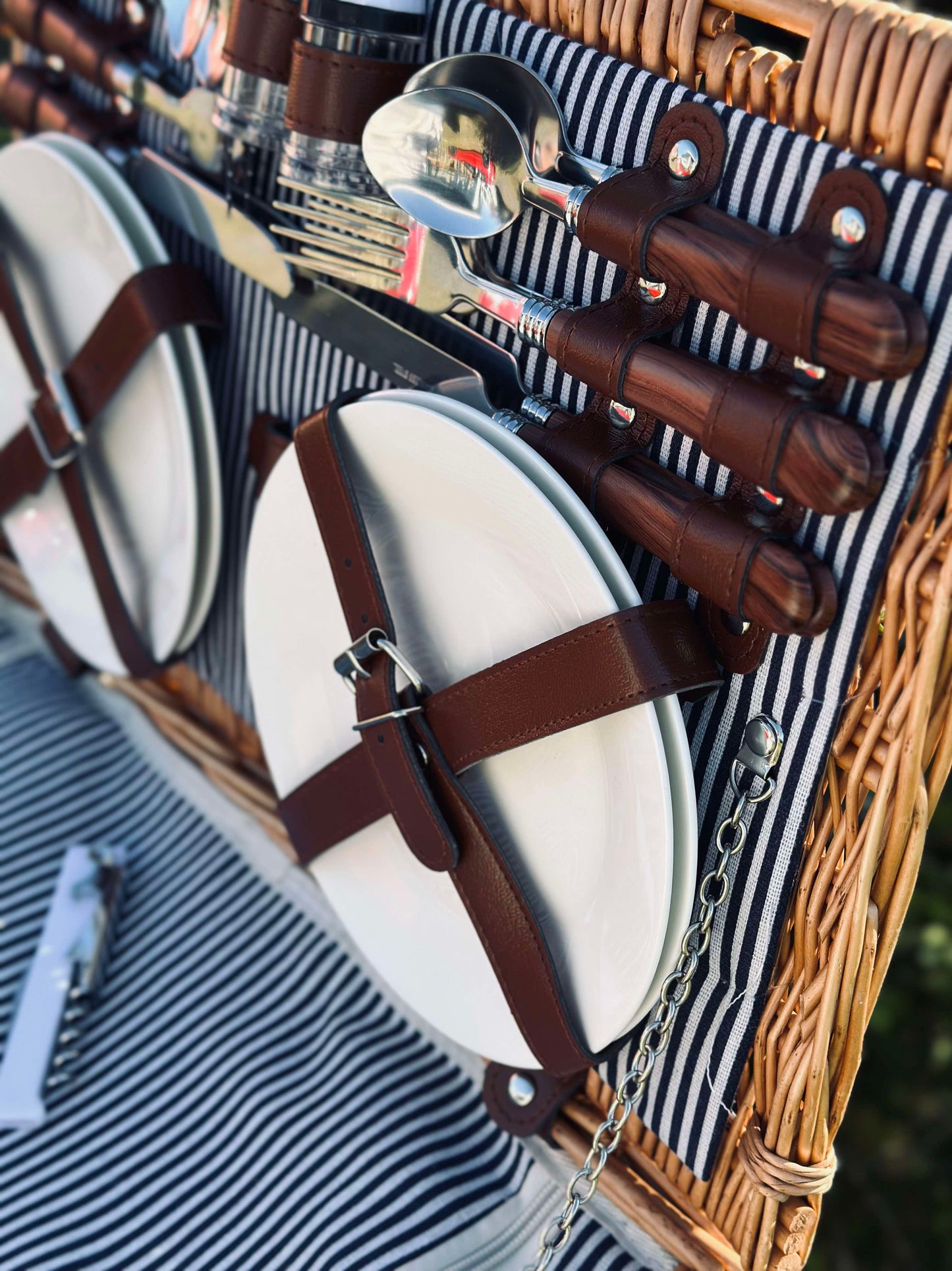 Picnickurv med indhold til 4 personer - DELUXE