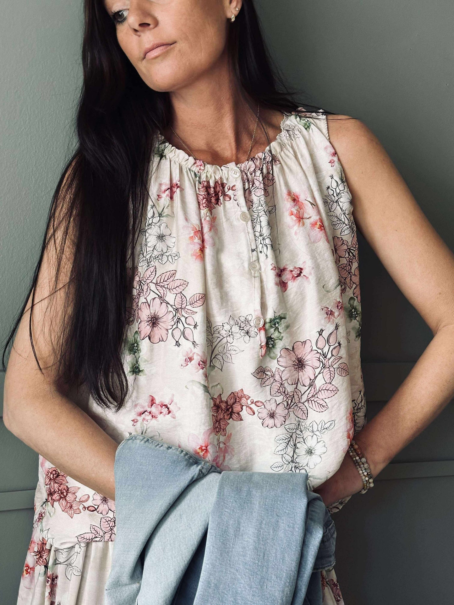 Top Anika Rose flower