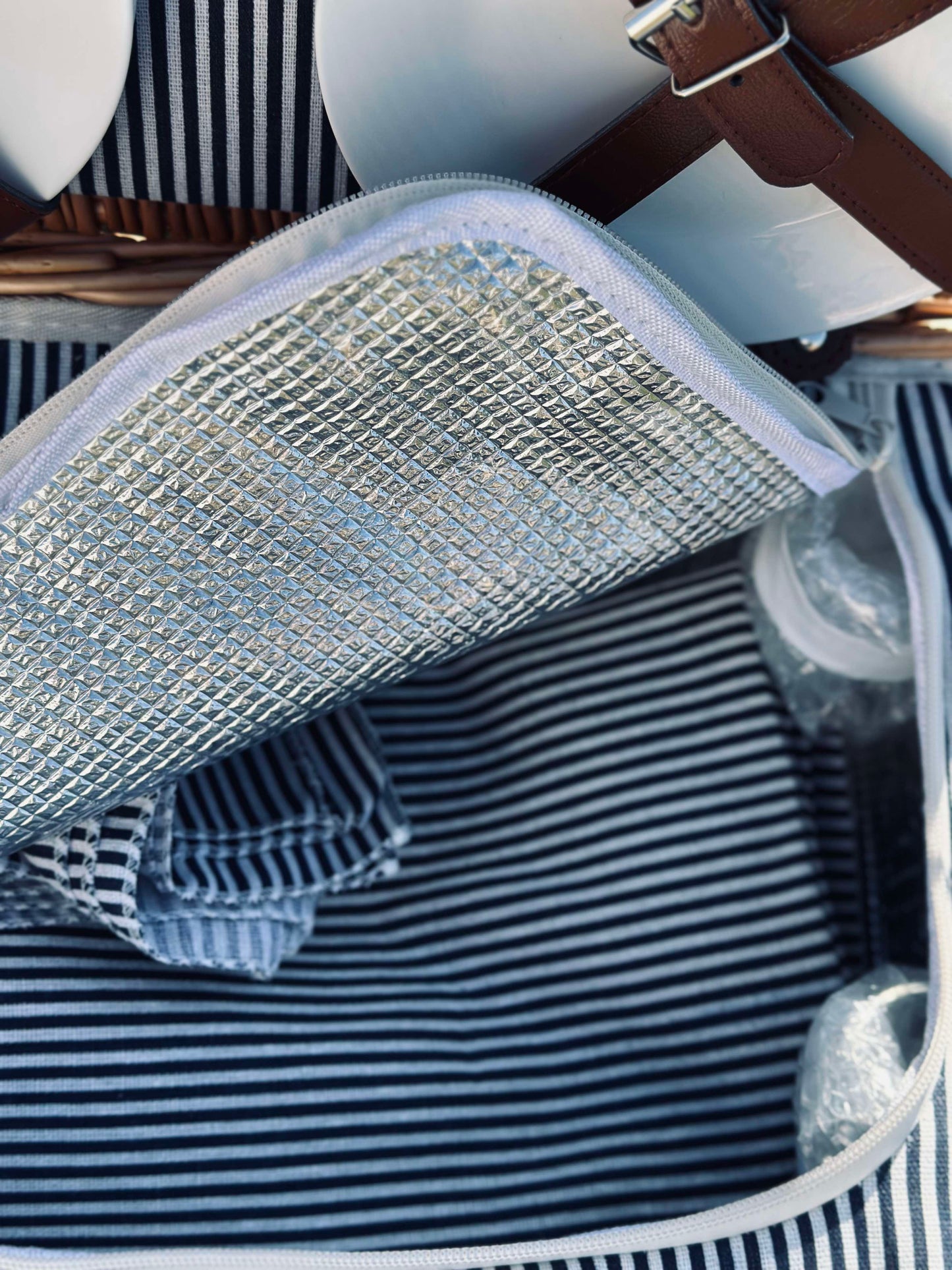 Picnickurv med indhold til 4 personer - DELUXE