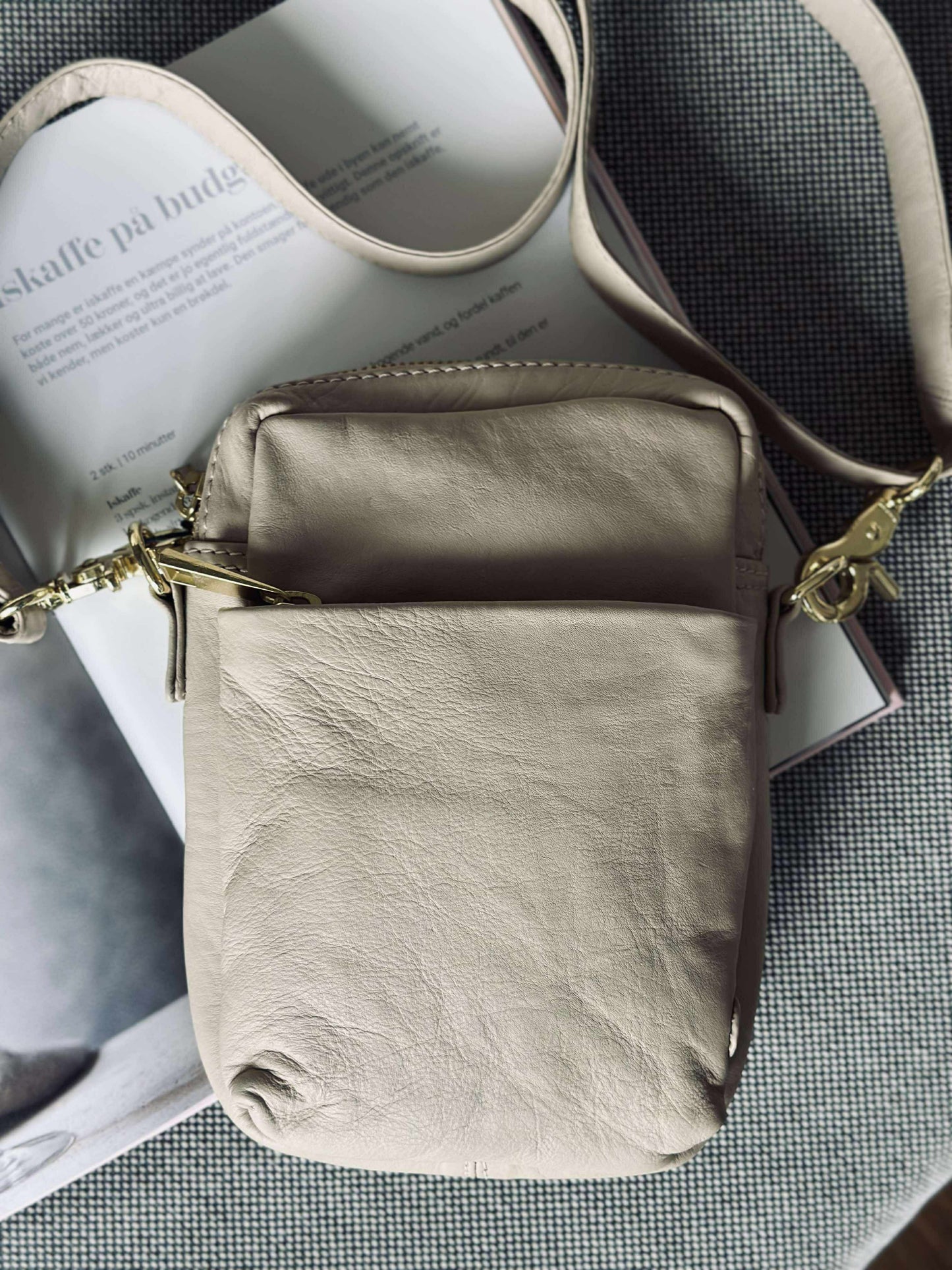 Mobiltaske Liva - Sand / Gold