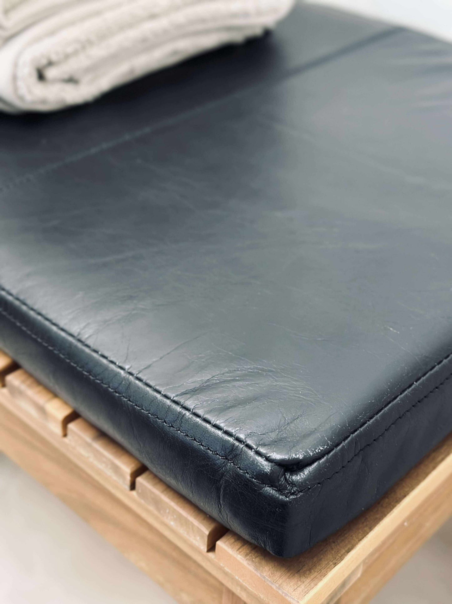 Hynde i læder Tokyo - 88 cm Sort