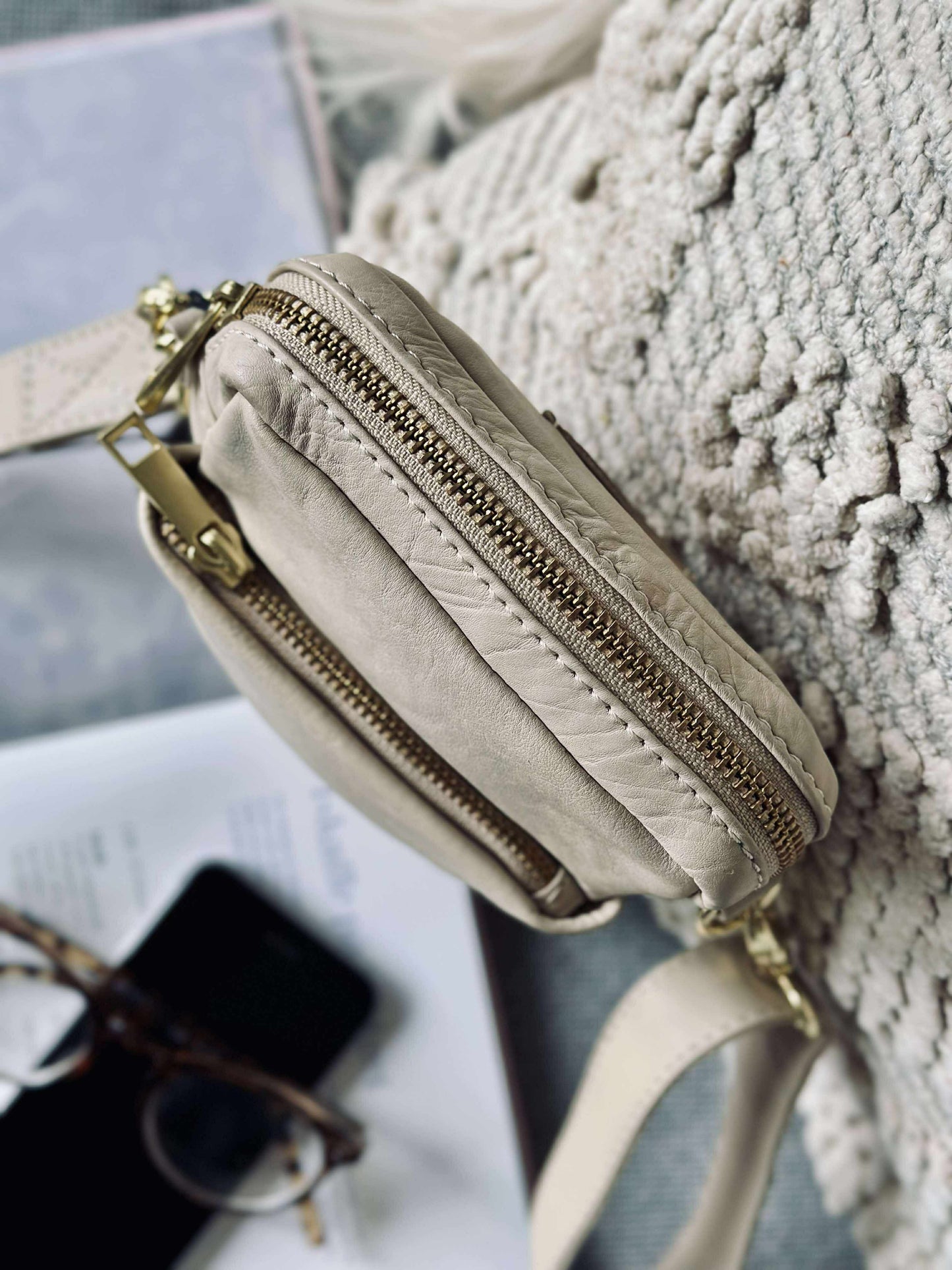 Mobiltaske Liva - Sand / Gold