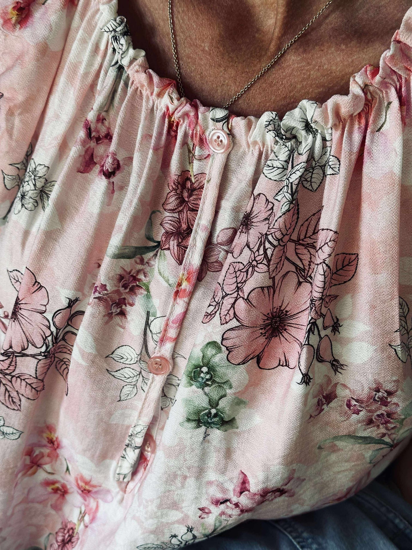 Top Anika Rose flower