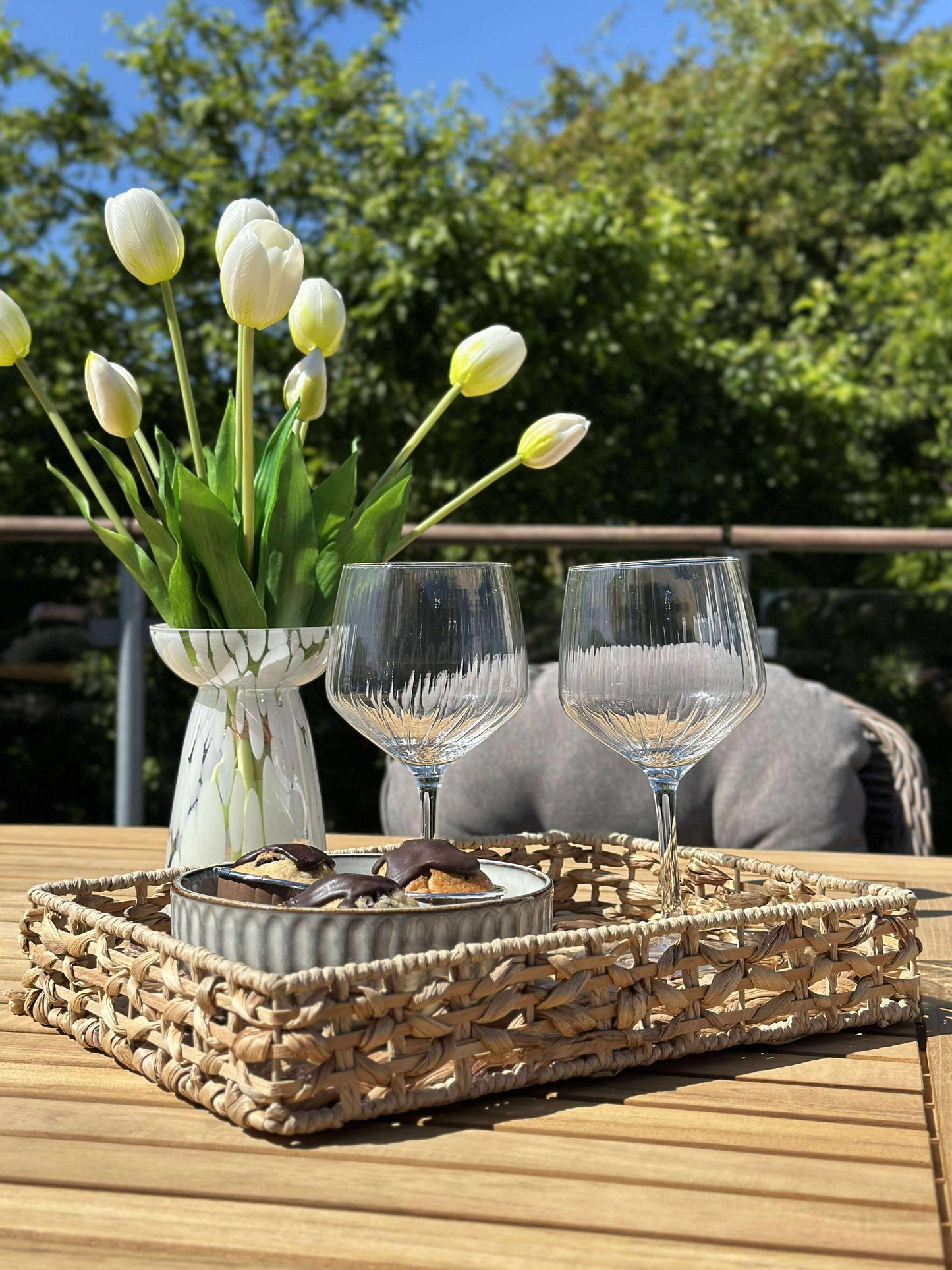 Bakke med kant i vandhyacint