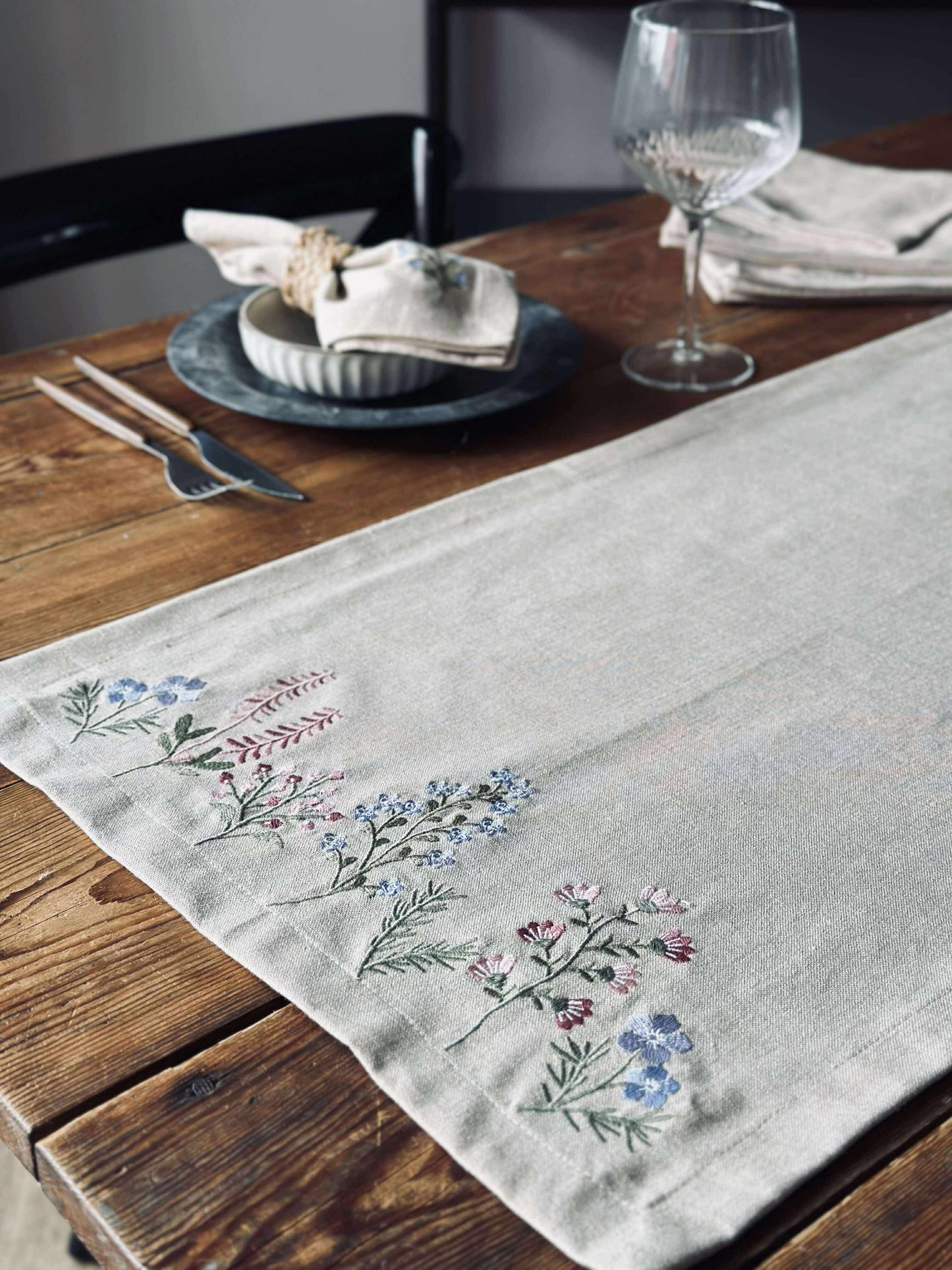 Bordløber flower broderi - Hørlook