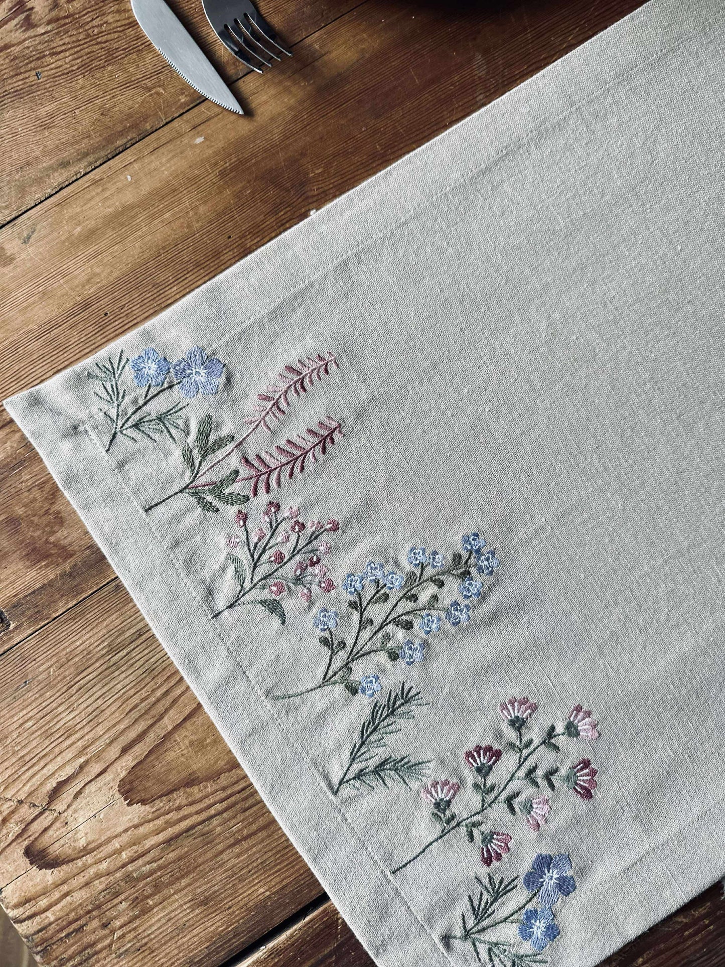 Bordløber flower broderi - Hørlook