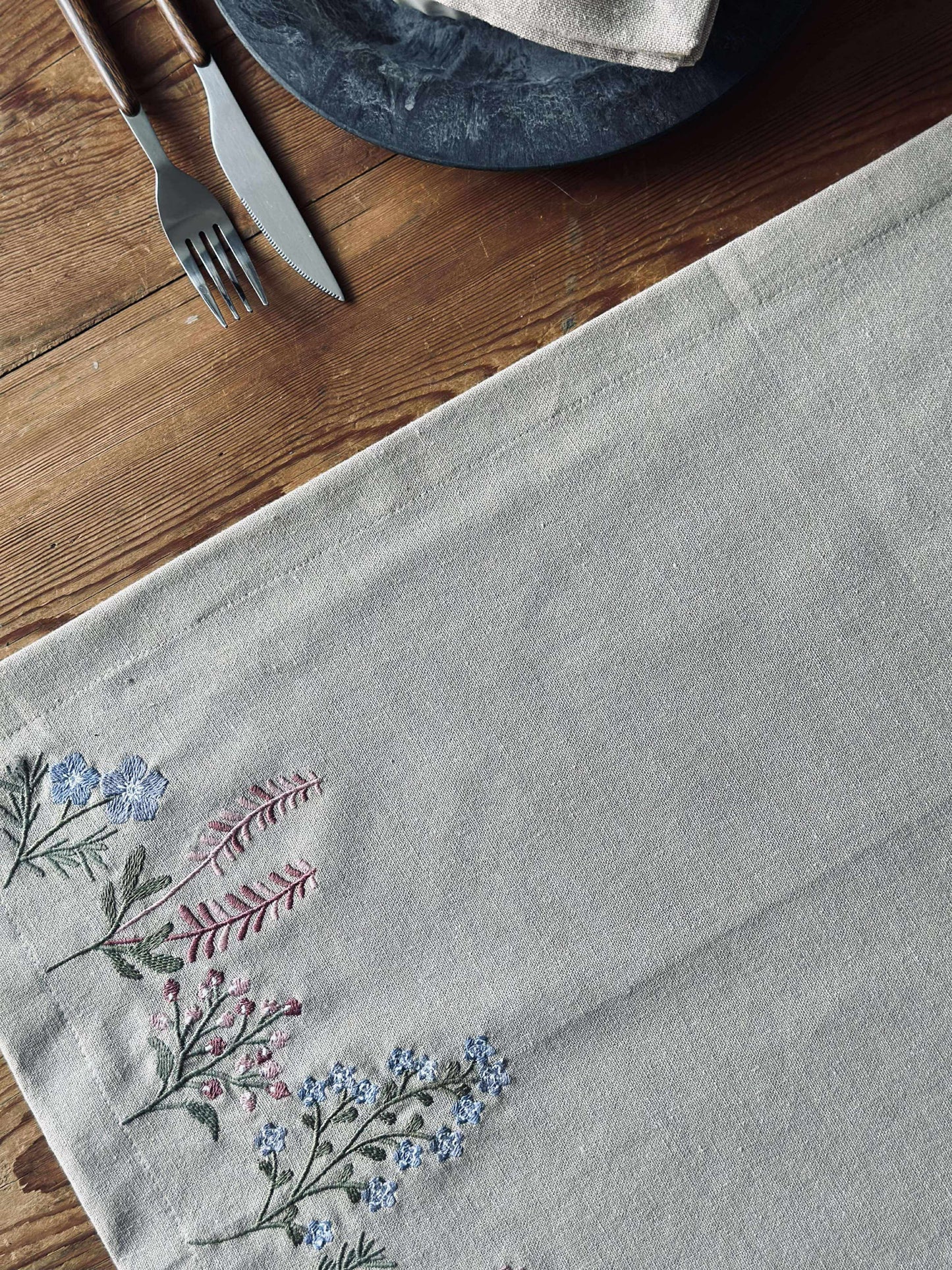 Bordløber flower broderi - Hørlook