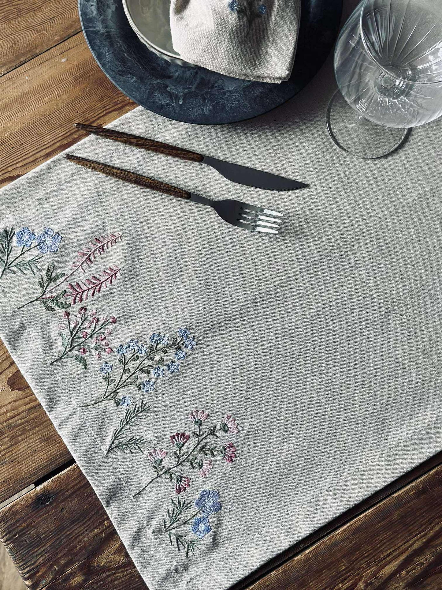 Bordløber flower broderi - Hørlook