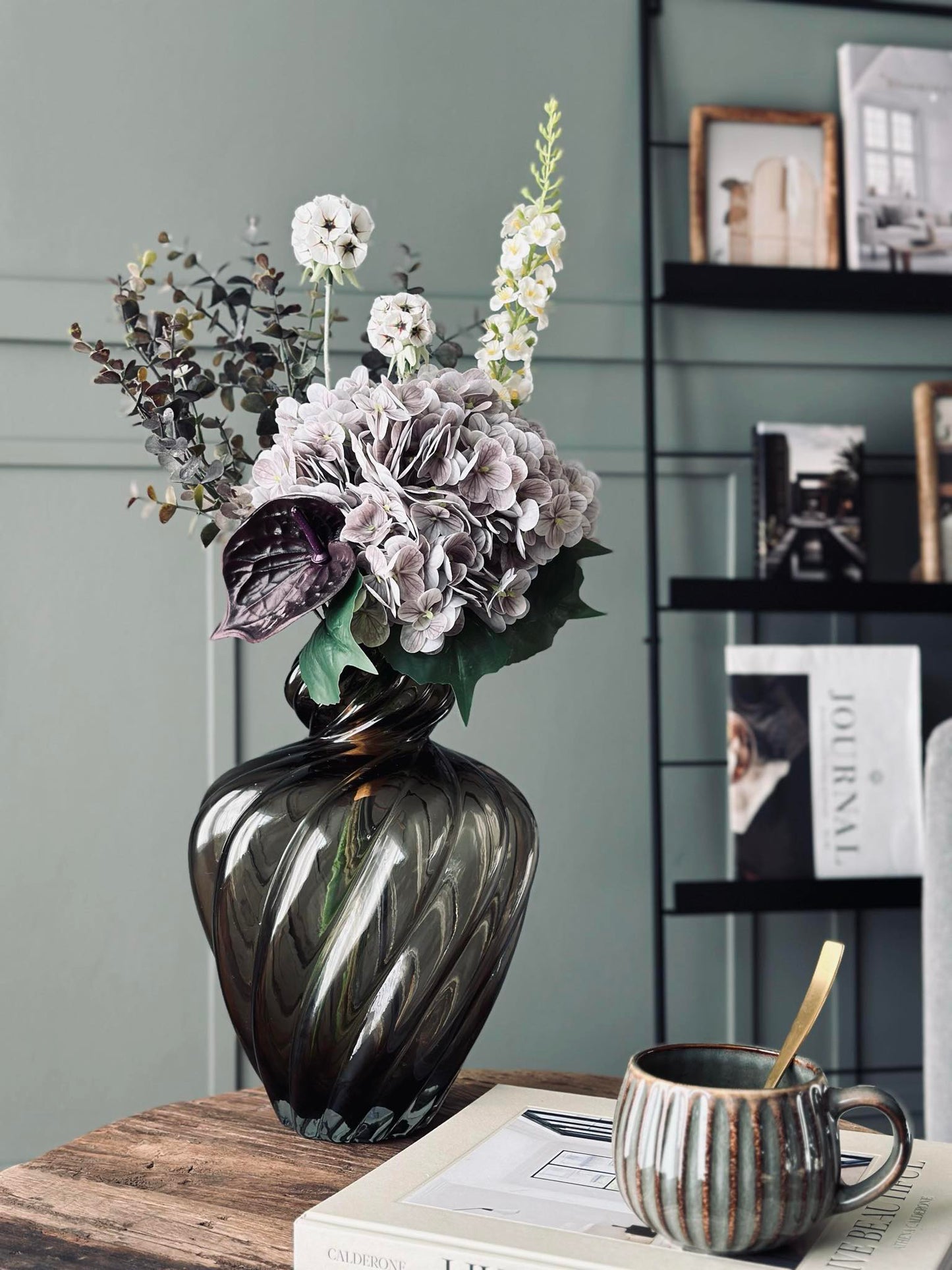 Buket med hortensia og eukalyptus