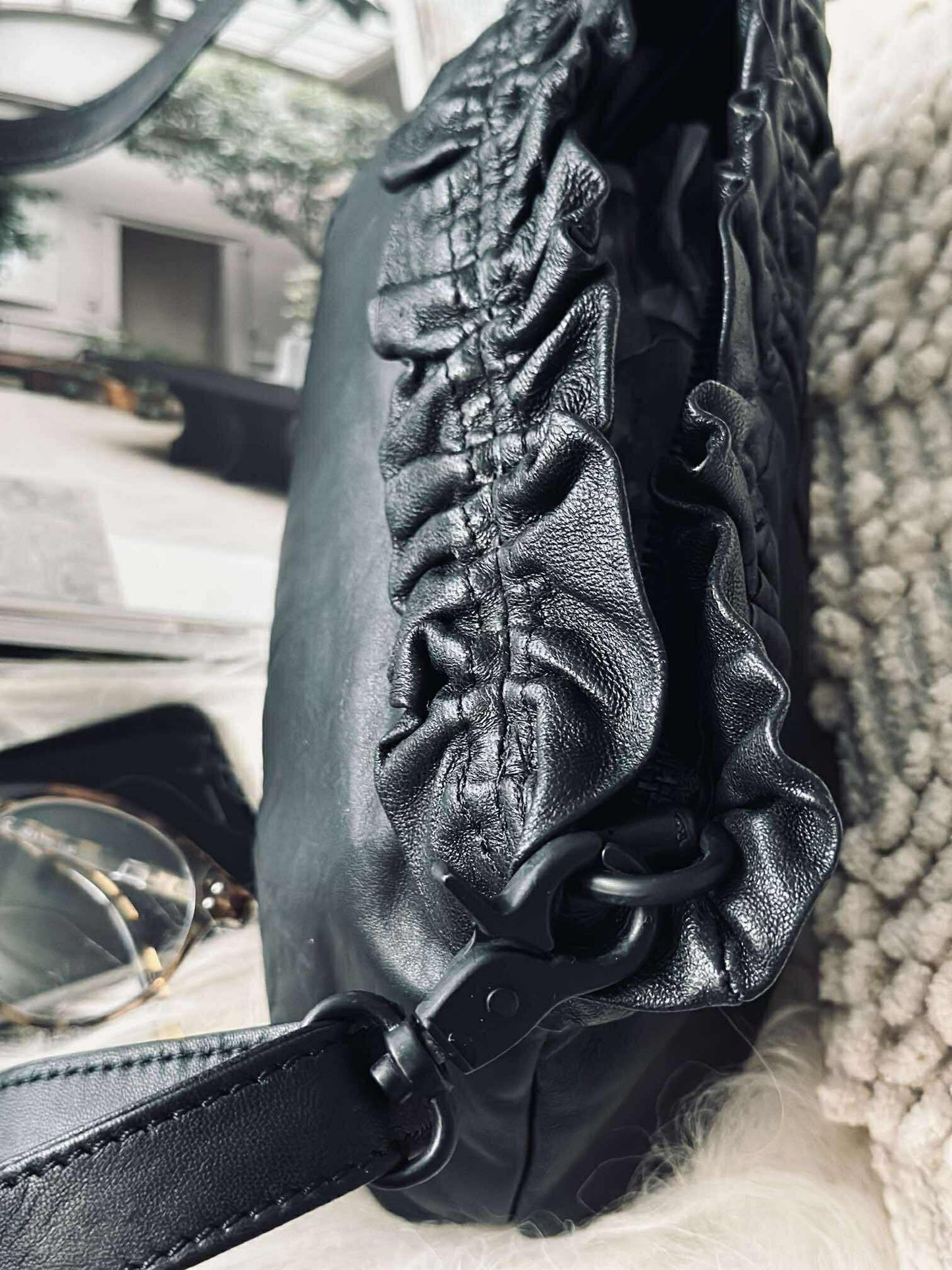 Clutch med flæser Nero