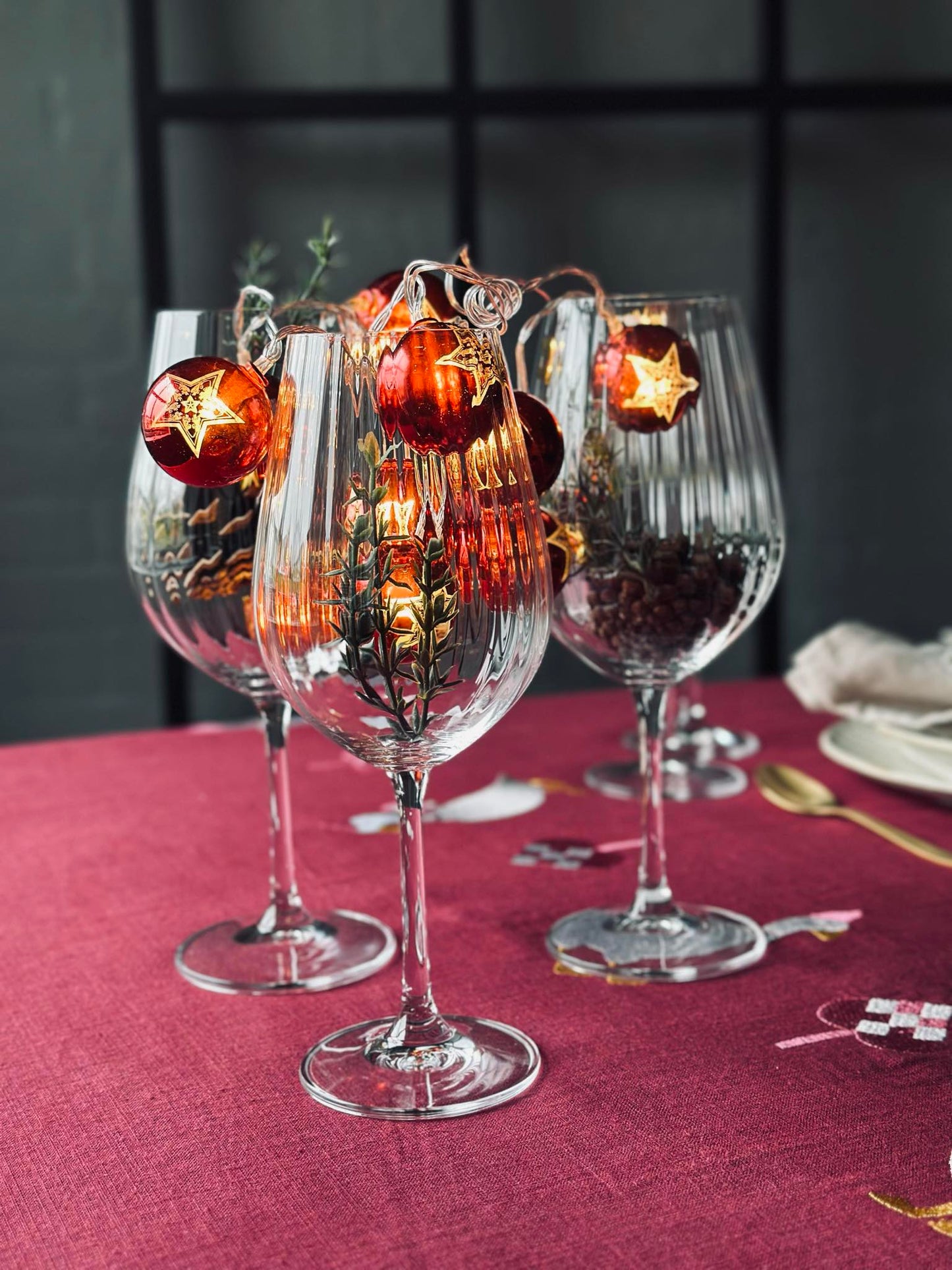 Lyskæde med små julekugler