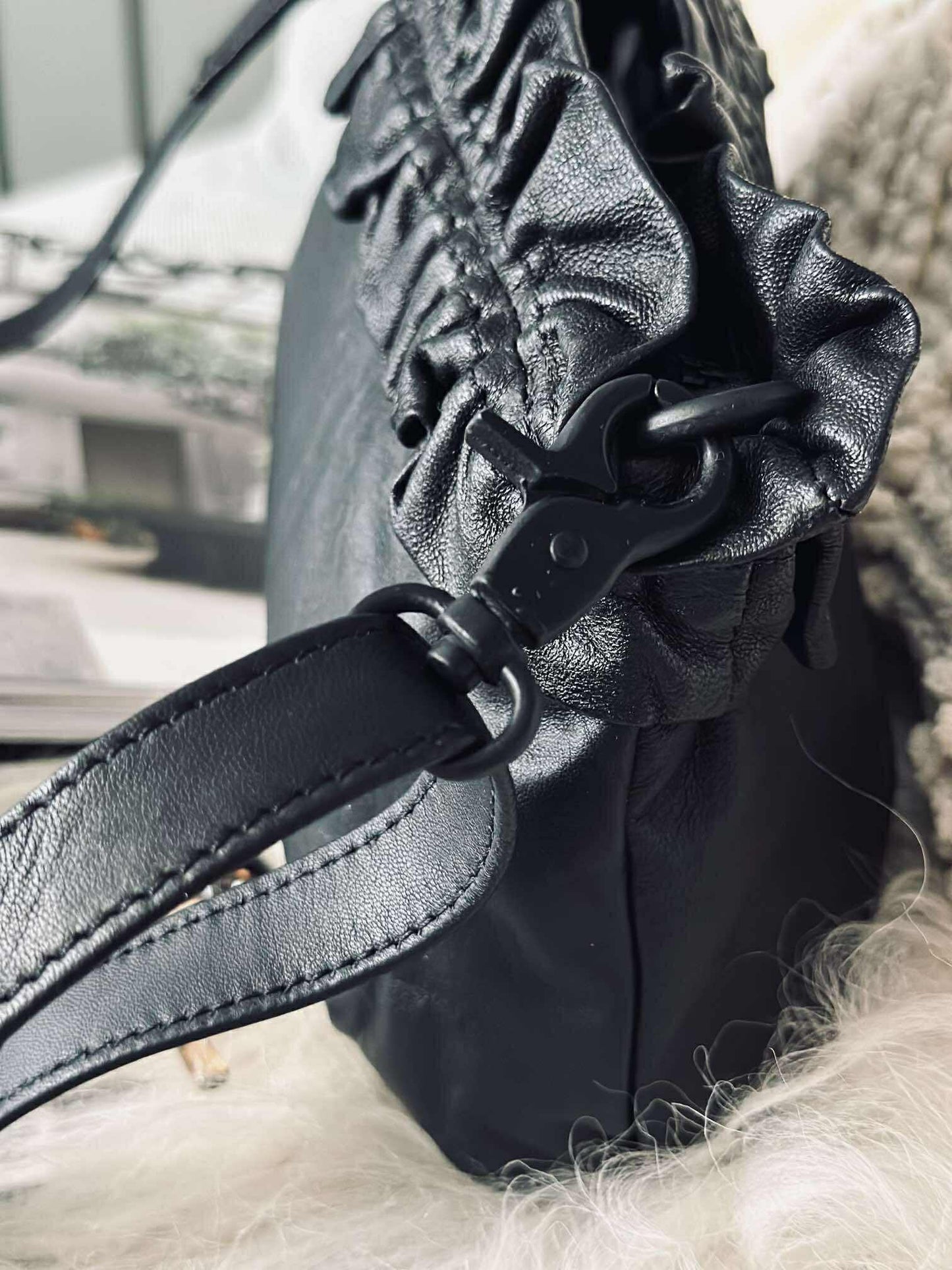 Clutch med flæser Nero