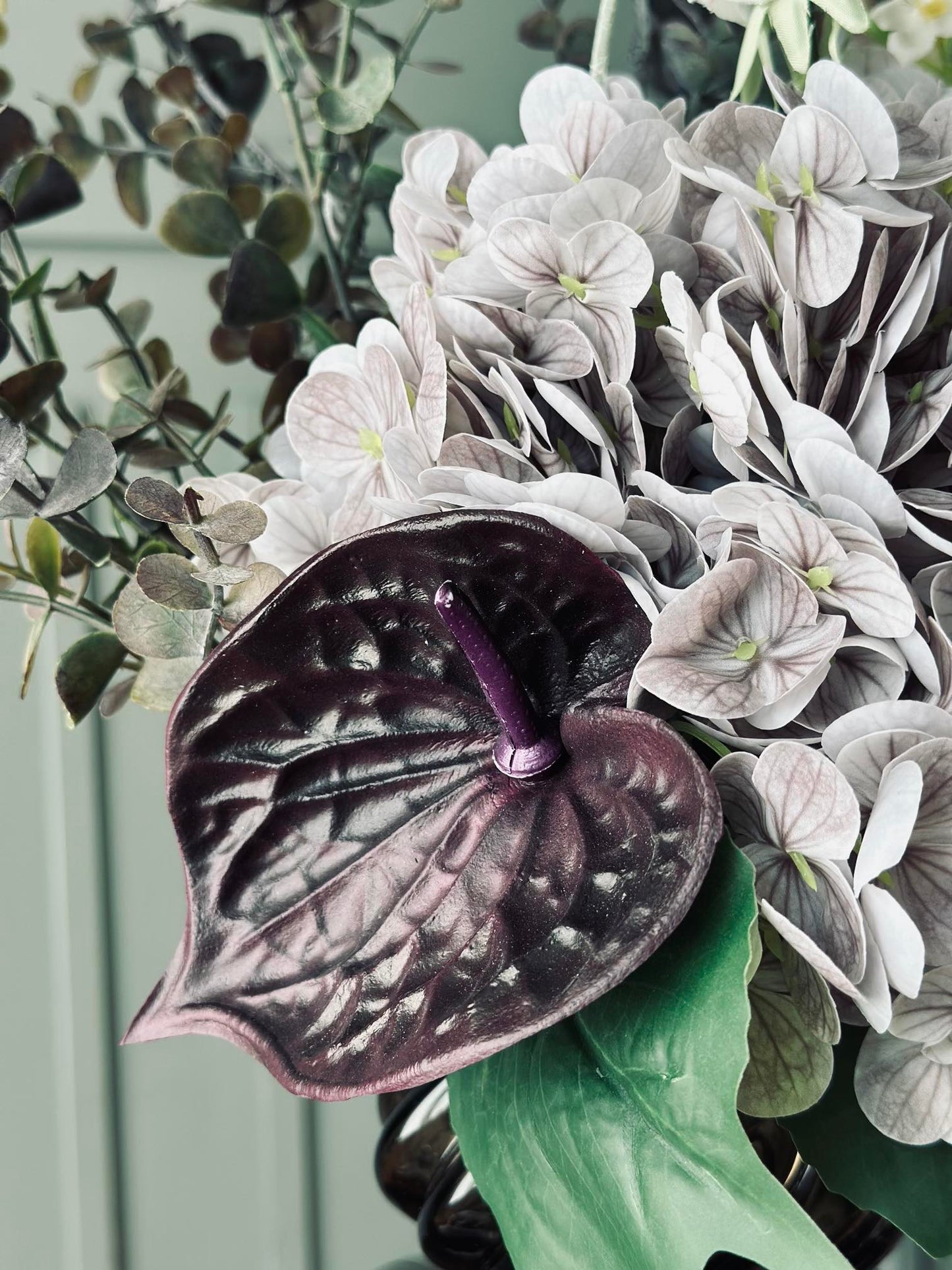 Buket med hortensia og eukalyptus