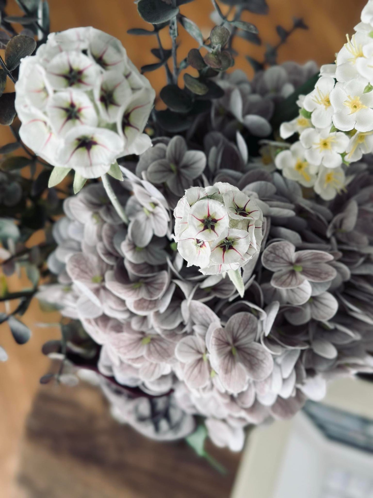 Buket med hortensia og eukalyptus