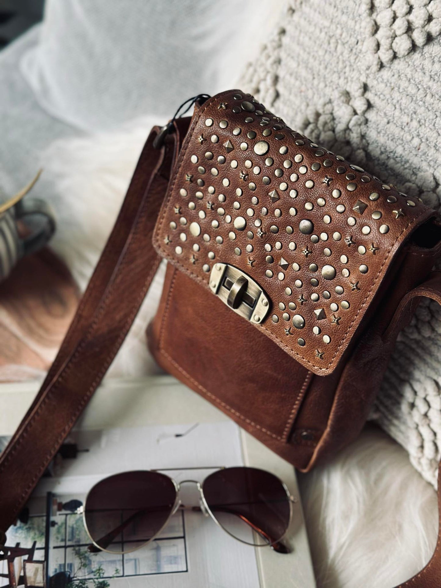 Mobiltaske med nitter - Cognac
