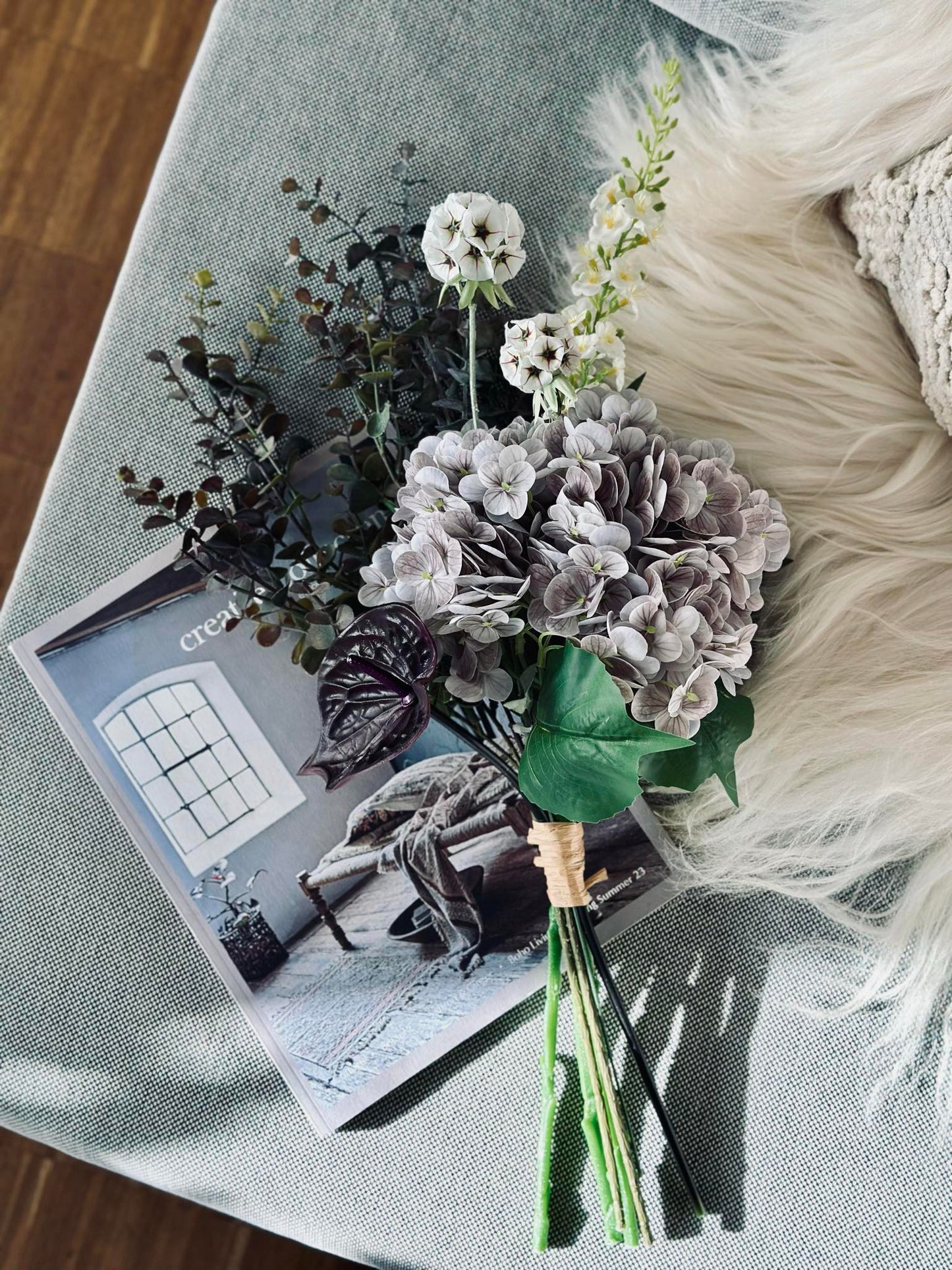 Buket med hortensia og eukalyptus