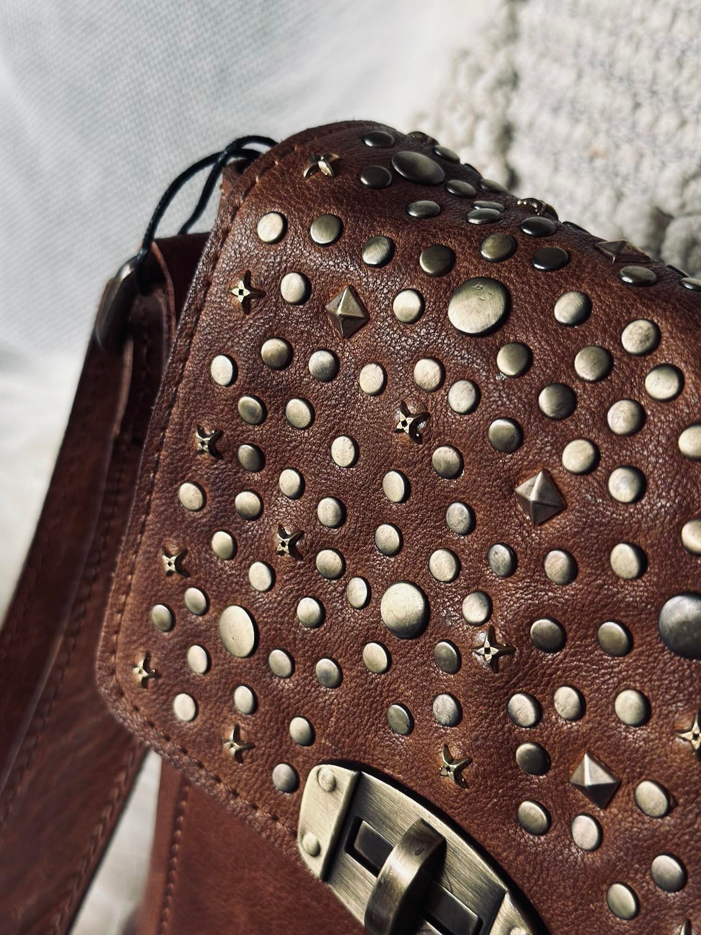 Mobiltaske med nitter - Cognac