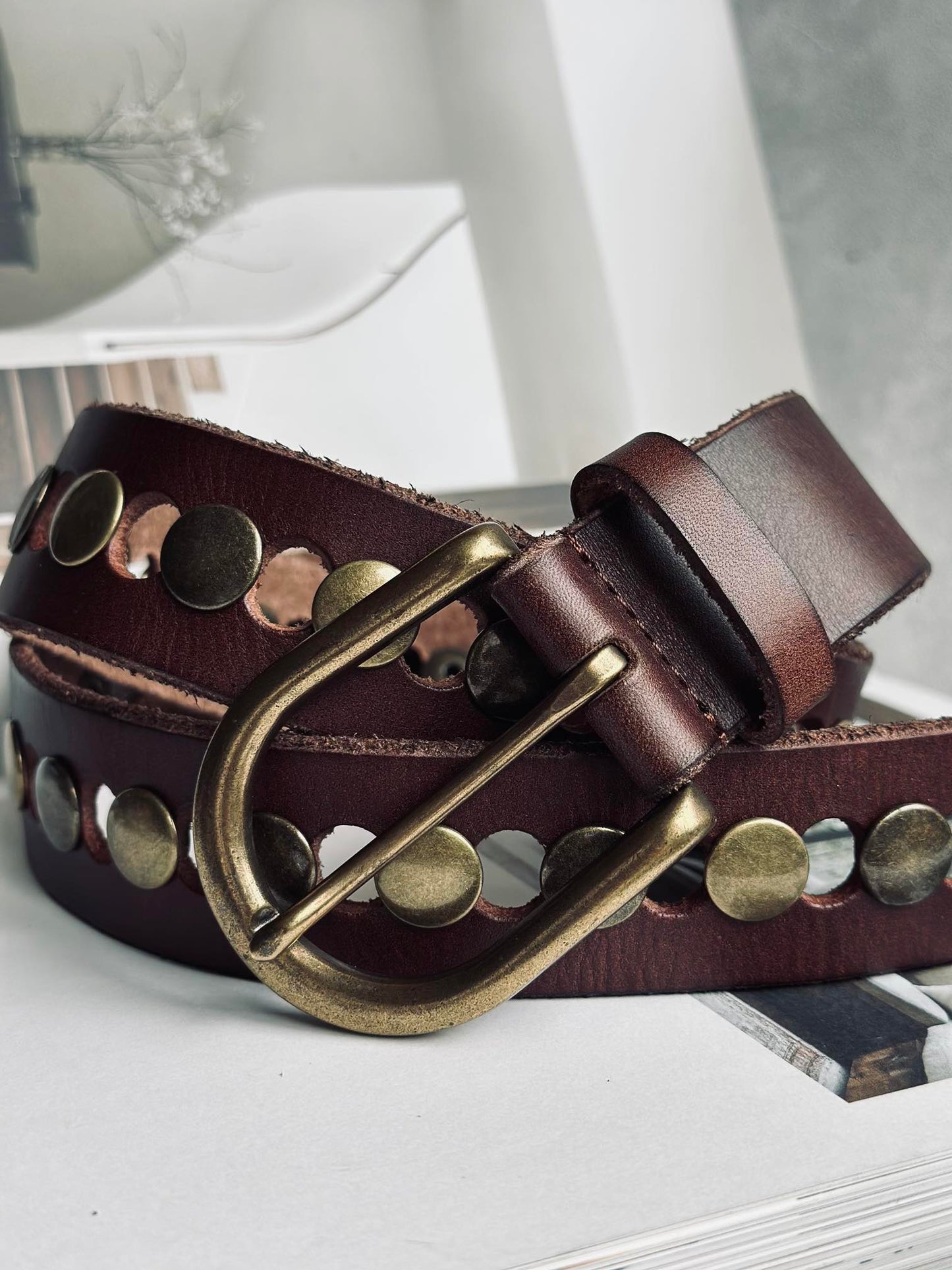 Jeans bælte dekoreret med nitter - Brown