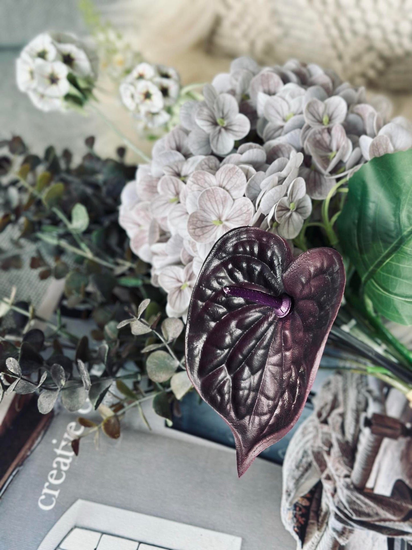 Buket med hortensia og eukalyptus