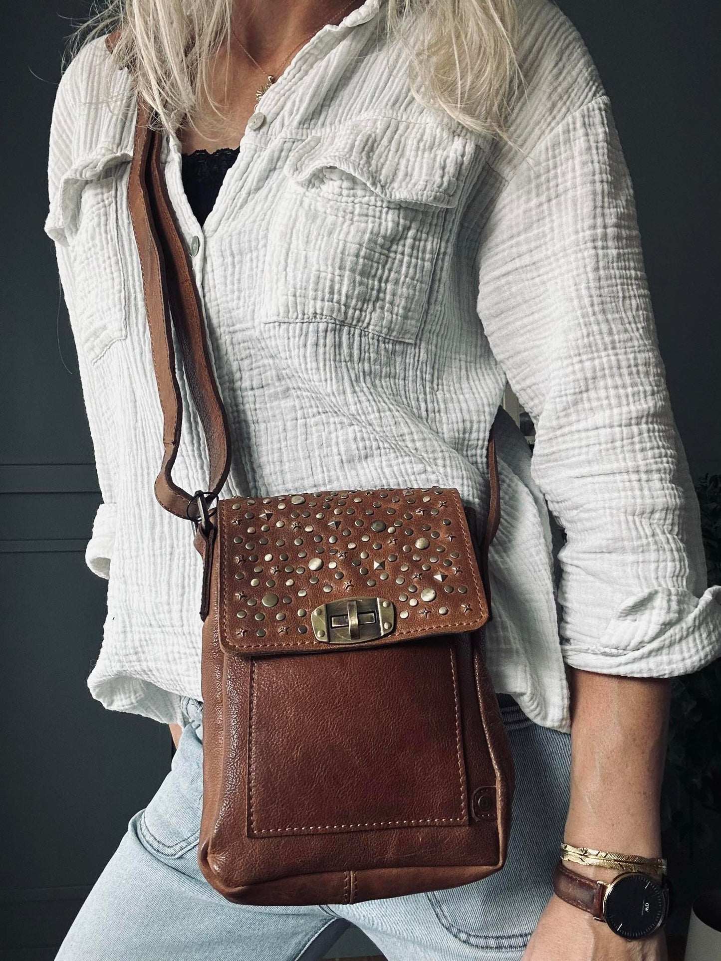 Mobiltaske med nitter - Cognac